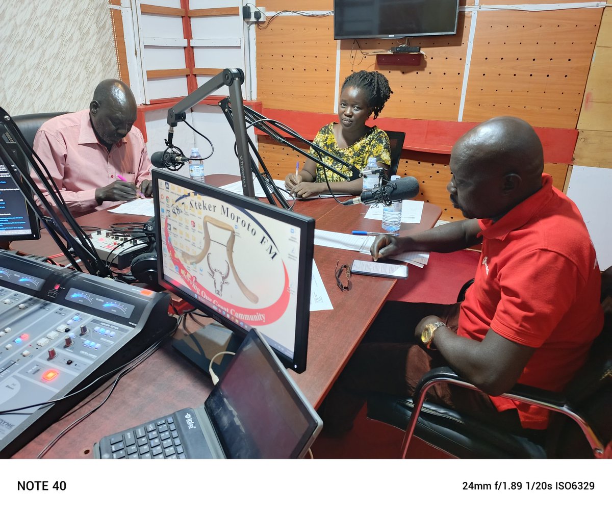 AtimJesca23's tweet photo. @RRightsAfrica  we were pleased to invited the District Education Officer Mr Maxson Ojao Akol and the Head teacher of Nanyidik Mr Oriokot Robert. To discuss the roles of the stake holders in curbing child labour, importance of education and the success stories. @dkaaustria https://t.co/jS5ZHKwXF0