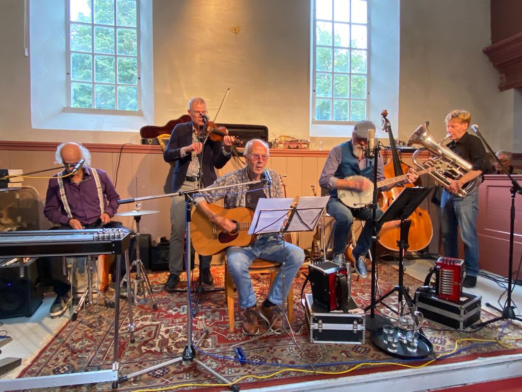 Zondag 23/2 dooiweer, bewolkt, maar droog. Lekker om v.a. 14.00 uur het concert van The Woodyband in de Leonser Catharinakerk (aan de N359 Lwd.-Bolsward) bij te wonen. De vijfmans formatie brengt vocaal en instrumentaal een ode aan de  grote Amerikaanse folkzanger Woody Guthrie.