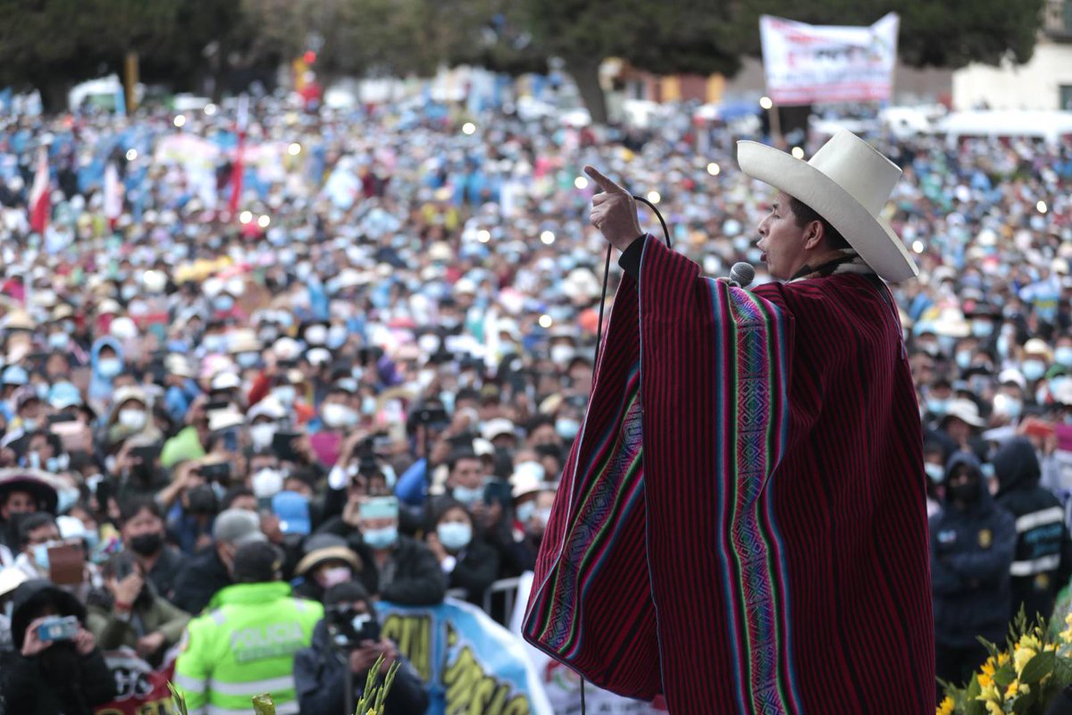 PedroCastilloTe's tweet photo. ¡TÍA MARÍA, NO VA!

Soy campesino. He nacido y vivido toda mi vida en el campo, por lo que conozco la importancia del agua para garantizar la vida, la paz y la alimentación a través de la agricultura y la ganadería, actividades sostenibles que impulsan el desarrollo económico familiar, comunal y nacional.

Sé del profundo amor de los campesinos por la Patria, de su entrega y sacrificio diario para sostener a todos los peruanos, a pesar de enfrentar a un gobierno que, en complicidad con los grupos de poder económico y el sistema de justicia, concesiona nuestros territorios sin consultar al pueblo, persigue y reprime a nuestros dirigentes y defensores, y protege a quienes atentan contra la vida de hombres y mujeres que luchan por la soberanía y la cultura productiva de nuestras regiones.

Reafirmo mi compromiso con la lucha en defensa del Valle de Tambo y respaldo la voz y la posición de las organizaciones sociales de la Macro Sur del Perú, que hoy elevan ante el país y el mundo su exigencia de respeto a su soberanía, a su cultura productiva y a los derechos constitucionales inherentes a la ciudadanía peruana. Estos derechos, sin condiciones ni excepciones, deben prevalecer por encima de los intereses de la dictadura y sus cómplices.

Expreso mi más profunda solidaridad con los hombres y mujeres del Valle de Tambo, en Arequipa, y con el ejemplo de dignidad y valentía de la heroica y combativa Macro Sur del Perú.

Pedro Castillo Terrones
Presidente Constitucional del Perú

Penal de Barbadillo, febrero de 2025.