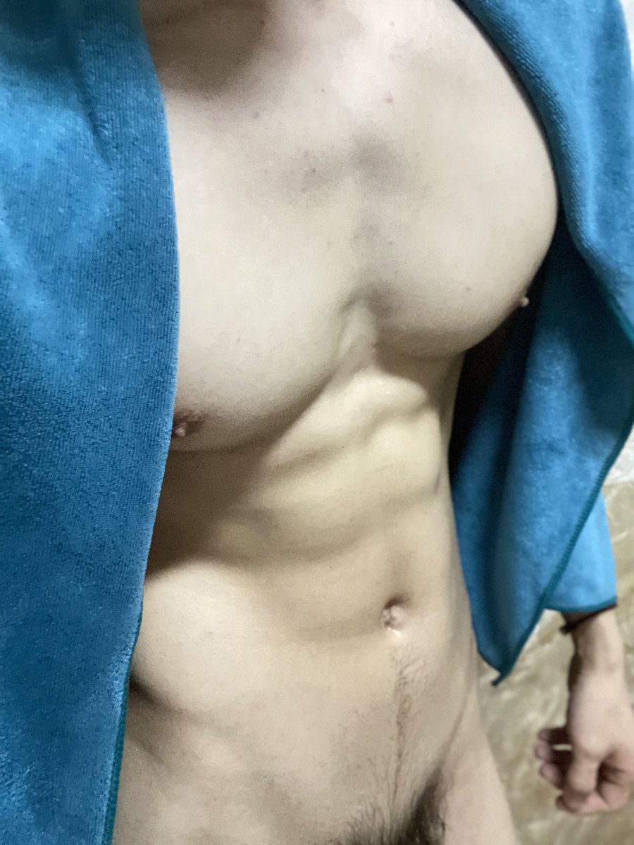 洗完澡给小狗拍的，但是她睡了，不知道她喜不喜欢