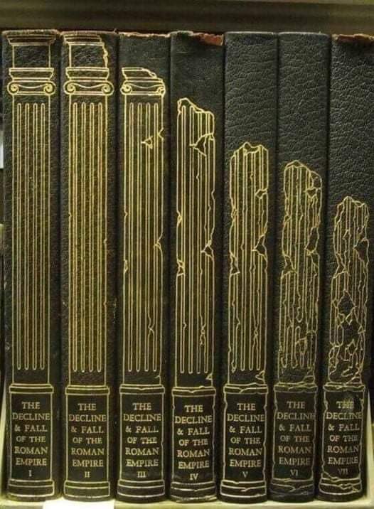 El 18 de febrero de 1776, Edward Gibbon publicó el 1er volumen (de 7) de La Historia de la Decadencia y Caída del Imperio Romano. Los factores económicos internos clave para la caída del imperio habrían sido el exceso de impuestos, la inflación y la mala gestión del Estado.