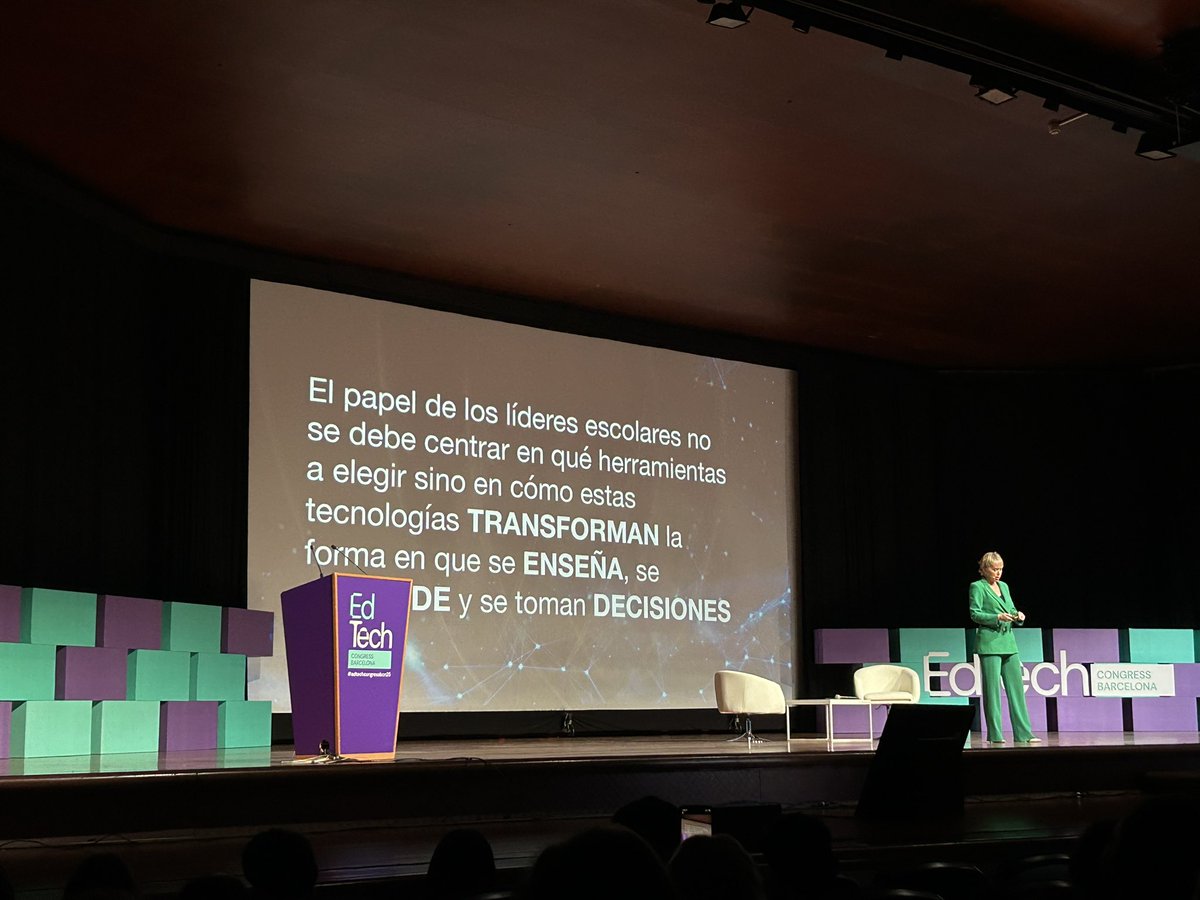CarlotaWetzel's tweet photo. @carmeartigas “Hay que mejorar la CONSCIENCIA HUMANA aparte de invertir en IA” ”La escuela es donde tienen que aprender qué tienen que hacer cuando salgan de la escuela” #edtechcongressbcn25 #transformadors https://t.co/I1nrAho1w3