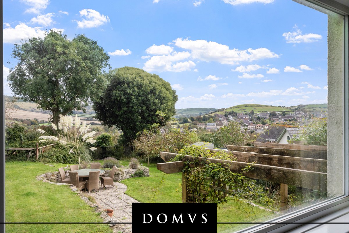 This charming home with spectacular views offers: 

✨4 bedrooms, 2 bathrooms, sunlit conservatory &amp; a large terrace
✨double garage
✨beautiful gardens &amp; much more!

Call Laura 01305 835 300 or visit domvs.co.uk/properties/sal…

#CoastalLiving #SeaViews #MoveToTheCoast #HouseForSale