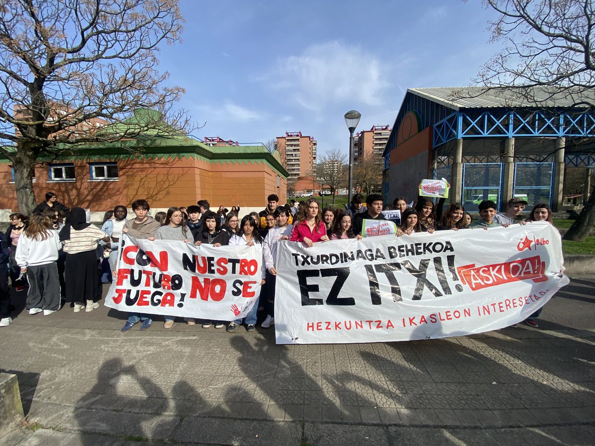 TXURDINAGA BEHEKOA EZ ITXI!

Aski da! Ez jolastu gure etorkizunarekin!

#M13IkasleokGrebara !