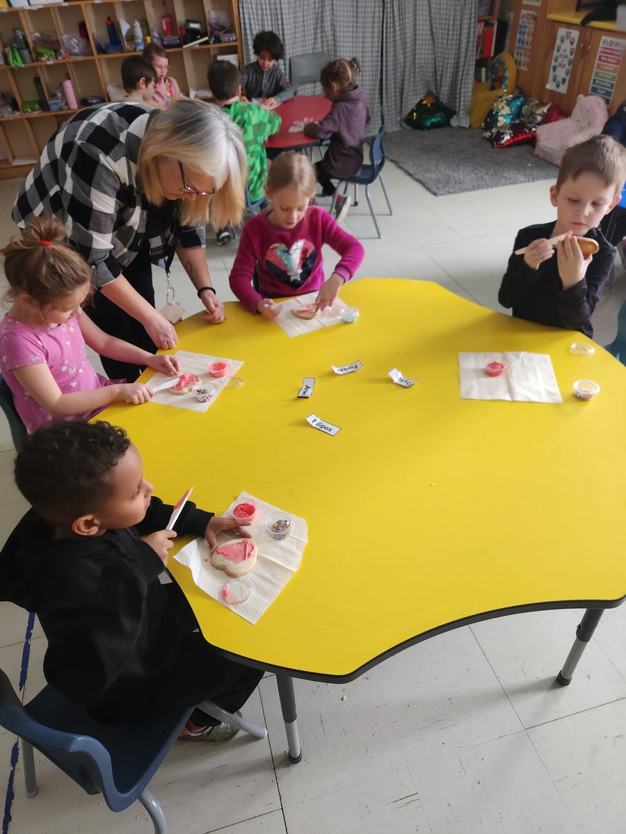kean_ms's tweet photo. A delayed Valentine's celebration.  #grade1isawesome https://t.co/cNl7jTneCm
