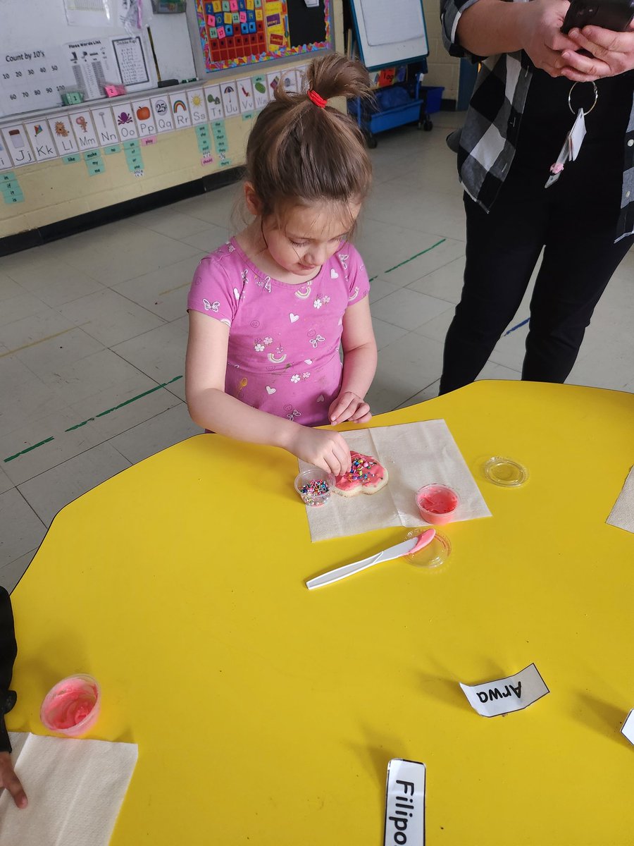 kean_ms's tweet photo. A delayed Valentine's celebration.  #grade1isawesome https://t.co/cNl7jTneCm