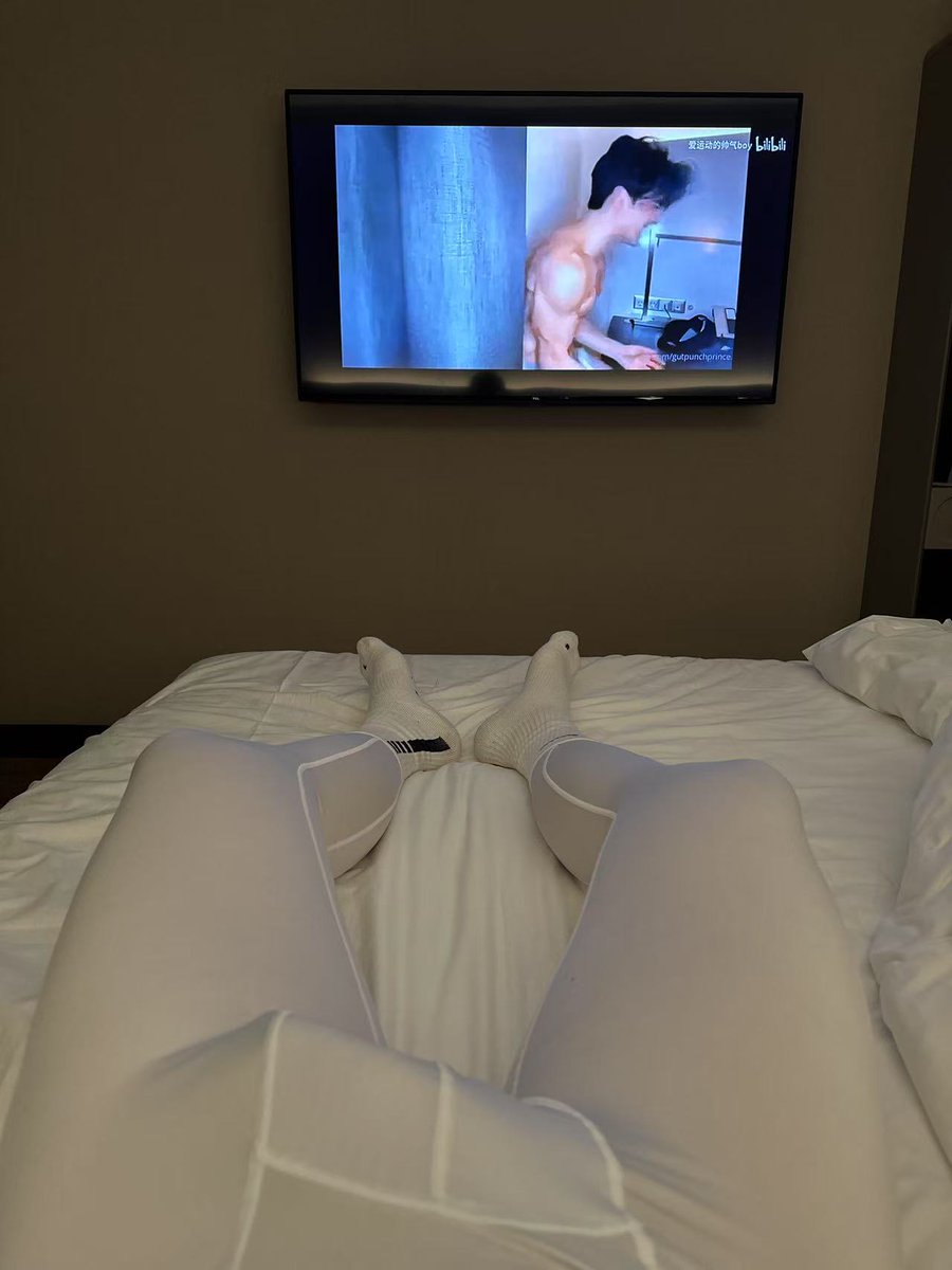 Lucids485348's tweet photo. 爹拖鞋的那一��，狗儿子的狗脑开始猥琐暴露出畜牲本性。狗头磕出血只求能趁热猛吸爹的大脚，把爹的脚汗榨干咽进肚子里。看什么，狗逼过来跪下 https://t.co/ZY0MQtMUZt
