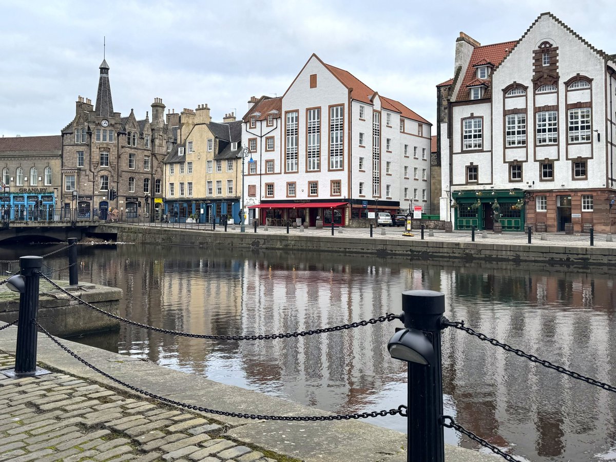 edinburgh's tweet photo. Step back in time at The Shore, Leith ⏳
Today, The Shore is known for its waterfront views, restaurants, and lively atmosphere—but over a century ago, it looked a little different. In 1910, the same stretch of water was lined with ironmongers, horse-drawn carts, and small boats. Some details remain, others have changed, but the Water of Leith still flows through it all.

📷 Capital Collections

#Leith #ForeverEdinburgh #TheShore #ThenAndNow