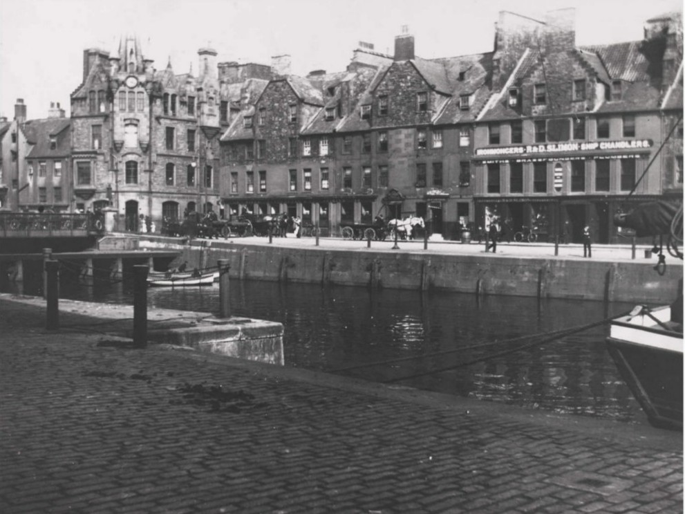 edinburgh's tweet photo. Step back in time at The Shore, Leith ⏳
Today, The Shore is known for its waterfront views, restaurants, and lively atmosphere—but over a century ago, it looked a little different. In 1910, the same stretch of water was lined with ironmongers, horse-drawn carts, and small boats. Some details remain, others have changed, but the Water of Leith still flows through it all.

📷 Capital Collections

#Leith #ForeverEdinburgh #TheShore #ThenAndNow