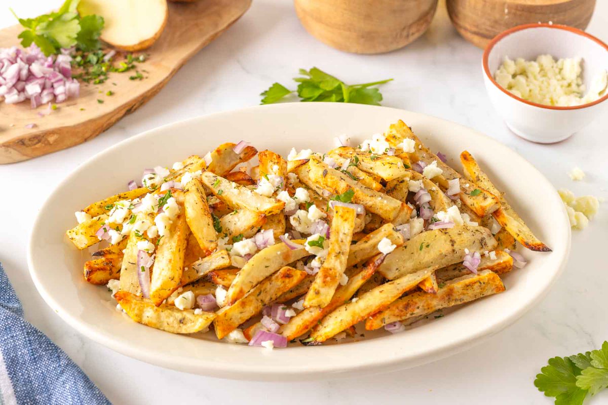Crispy and golden Greek Fries are seasoned to perfection with oregano and thyme, and topped with fresh parsley, red onion, and crumbled feta cheese. Perfect as a side dish or a snack! #GreekFries
l8r.it/Kpkz