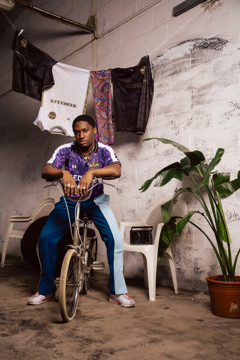 La marque HighBlock dévoile une capsule de maillots inspirée de clubs fictifs des lieux les plus emblématiques de la planète ! 

Entre le Lokomotiv Hollywood, le Real Copacabana et l’Atlético Medellín, difficile de ne pas craquer…