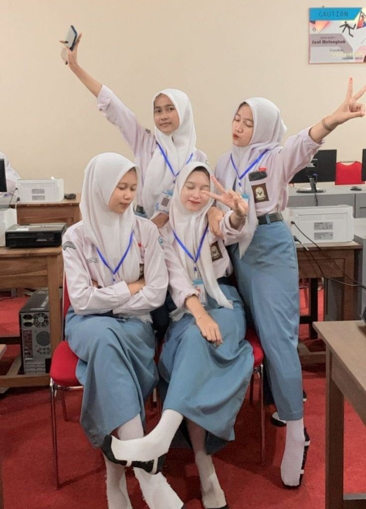 socks_laif's tweet photo. Kalau kamu punya foto cewek pakai kaos kaki asal Indonesia, tolong kirim pesan ke aku.
#sma #anaksma #anaksmaid #masasma #smp #siswi #sekolah #kaki #kauskaki #perempuan #cewek #perundungan #hijab #kaos #skena #medan #jualan #sepatu #murah #laku #Indonesia #pelajar https://t.co/44OCeH7Niv