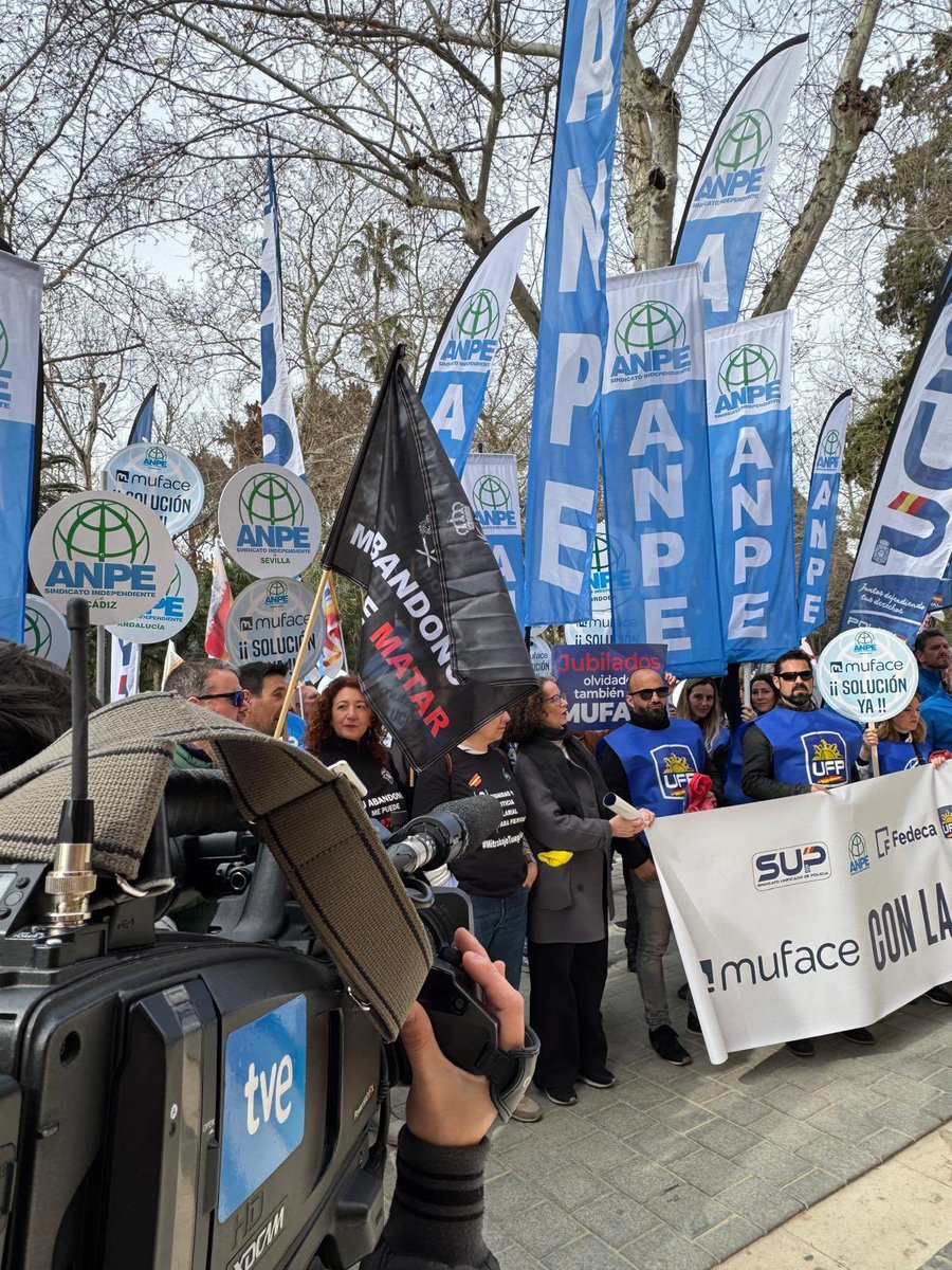 tu_abandono's tweet photo. 📣 #ULTIMAHORA | Gran afluencia en las distintas Concentraciones de la Plataforma intersindical en defensa de Muface en el día de hoy frente a las Delegaciones y Subdelegaciones del Gobierno.

👉🏼 SEGUIREMOS defendiendo unidos un Modelo de Salud Sostenible y que debe ser incluso mejorado.

👉🏼 la Sanidad de los funcionarios y sus familias no es negociable.

👉🏼 Gran trabajo de @TAMPMPuertos y @tampmceuta 👏🏼👏🏼👏🏼

🔴 Con la Salud no se juega‼️

#TAMPM 🏴

@tu_abandono @FedecaCentral @Sup_Policia @anpenacional @ufpol @ApfpSorg @AccionsindUSO @SiatSindicato @USIE_inspeccion @SPPnacional