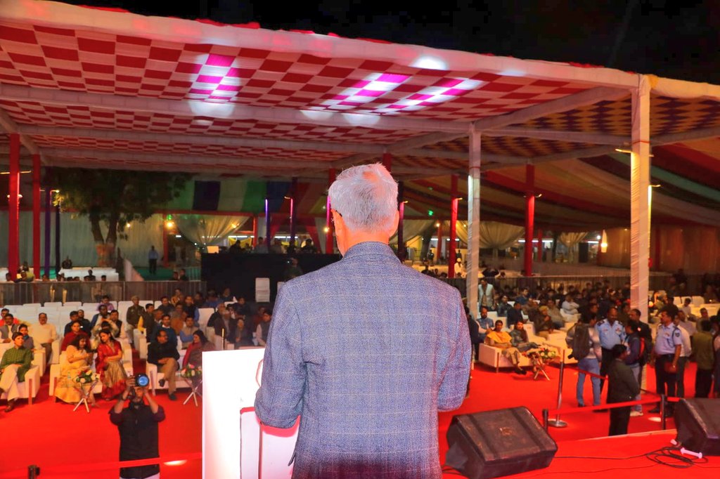 मण्डल आयुक्त महोदय ने ताज महोत्सव 2025 में मुख्य अतिथि के रूप में मौजूद केंद्रीय राज्य मंत्री श्री एसपी सिंह बघेल जी का स्वागत सम्मान किया तथा मंच से उद्बोधन देते हुए भव्य व सफ़ल आयोजन हेतु पर्यटन विभाग एवं अन्य आयोजकों को शुभकामनाएं दी.

#tajmahotsav2025