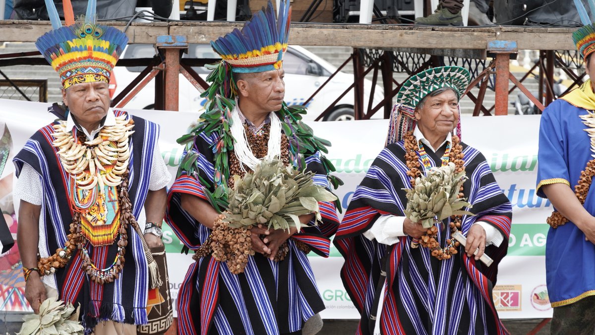 MinAgricultura's tweet photo. ¡El #PactoPorLaTierraYLaVida es con las comunidades étnicas! ✊🏽Su papel en la #ReformaAgraria es clave como guardianes ancestrales y defensores de la Madre Tierra y de la biodiversidad de nuestros ecosistemas. 🤲��🌱
La #ReformaAgraria busca reconocer sus derechos e incluirlos en la toma de decisiones sobre sus territorios. ¿De qué manera? Te contamos ⬇️
