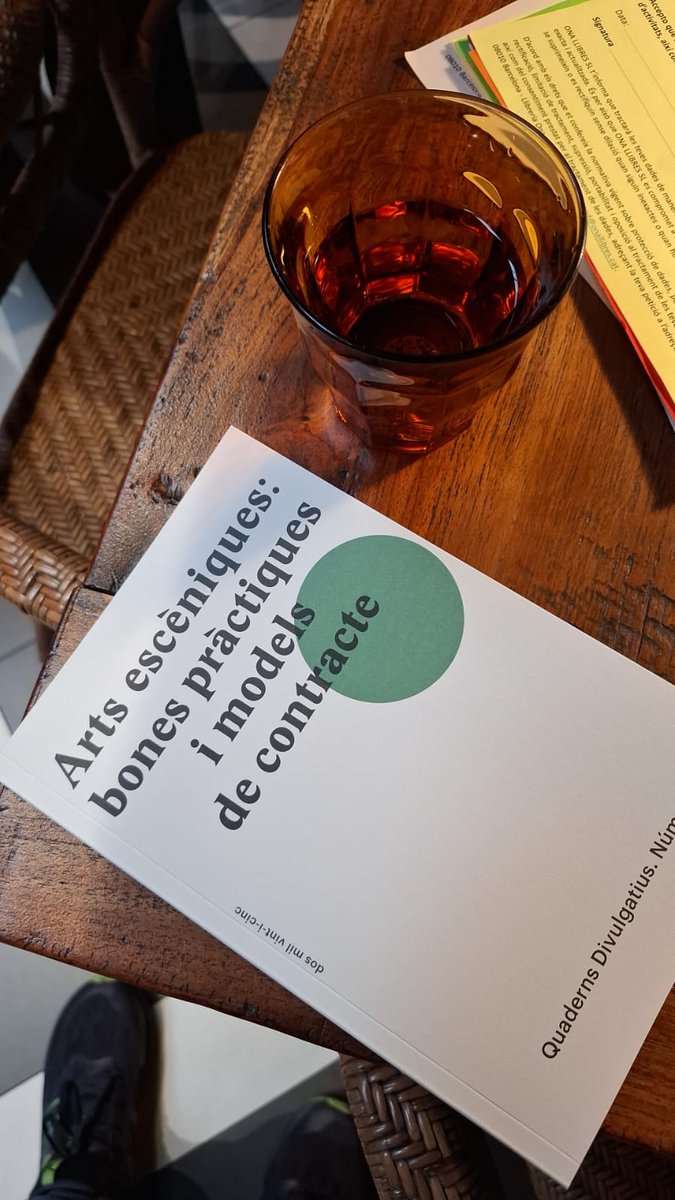Avui hem presentat el Manual de bones pràctiques i models de contracte a la Llibreria Ona.
Gràcies a totes les persones i entitats que heu col.laborat en l'elaboració d'aquests documents tan significatius per a la dignificació de la dramatúrgia professional. Abraçades infinites!