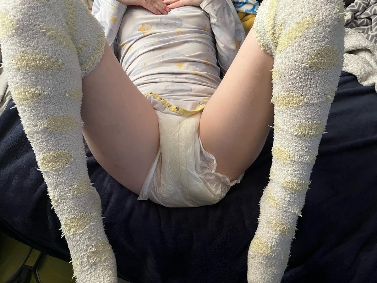 nobrainonlypee's tweet photo. Good morning, this baby is freshly awoken and ready for a change 😴💙 #abdl #padded #diaperwetting #watersports #omorashi #omutsu #wetting #peeing #pissing #ddlg https://t.co/r0asKyXPGC