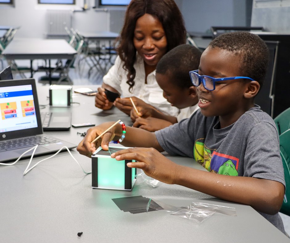 🚀 Bring Learning to Life with #STEAM! 🎨🔬⚡From coding interactive art to engineering smart technology, our projects spark curiosity, creativity, and critical thinking in young learners. 

Ready to transform your classroom? Learn more: hubs.li/Q036BGHh0

#MakerEd #STEM