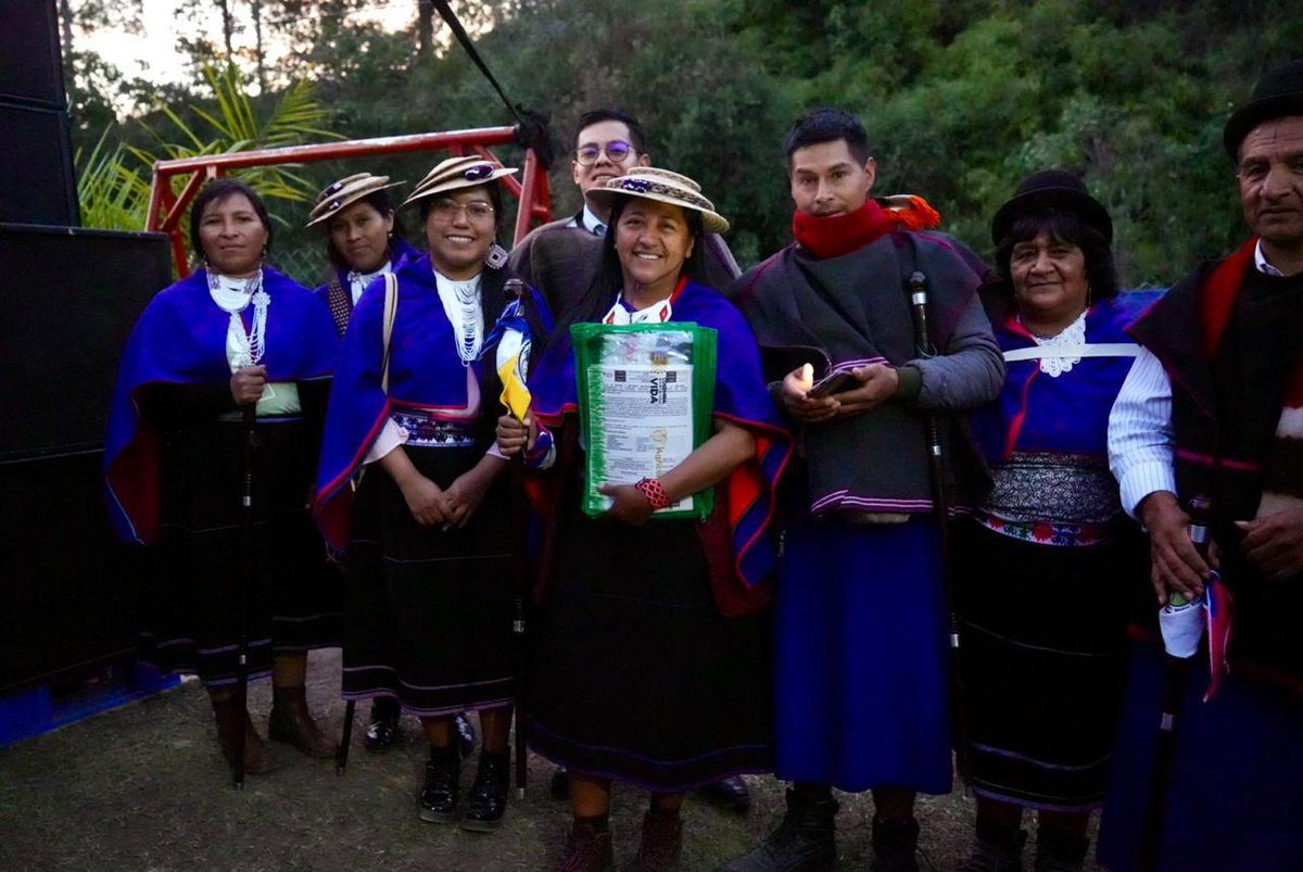 MinAgricultura's tweet photo. ¡El #PactoPorLaTierraYLaVida es con las comunidades étnicas! ✊🏽Su papel en la #ReformaAgraria es clave como guardianes ancestrales y defensores de la Madre Tierra y de la biodiversidad de nuestros ecosistemas. 🤲��🌱
La #ReformaAgraria busca reconocer sus derechos e incluirlos en la toma de decisiones sobre sus territorios. ¿De qué manera? Te contamos ⬇️