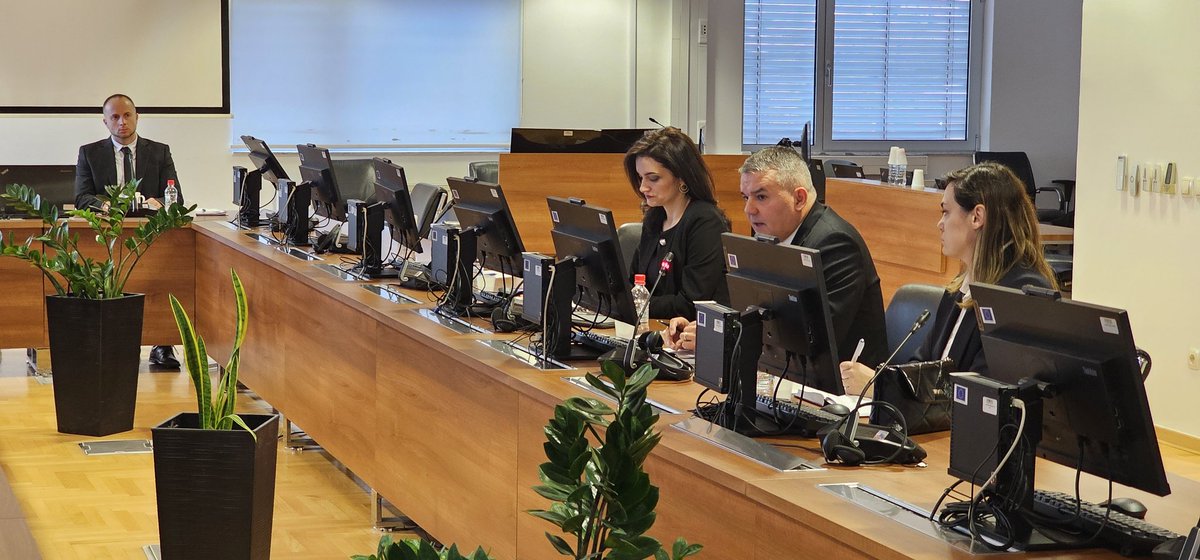 BunozaDavor's tweet photo. Konstruktivan sastanak s novoformiranim rukovodstvom VSTV-a BiH na čelu s predsjednikom Saninom Bogunićem.
Čestitao sam im na imenovanju i izrazio želju za uspješnim radom i suradnjom.
Razgovarali smo o unaprjeđenju suradnje između #MPBiH i #VSTV-a, te o važnim zakonodavnim inicijativama, uključujući Nacrt zakona o VSTV-u BiH, Nacrt zakona o Sudu BiH i reformi pravosuđa.
Siguran sam da ćemo zajedničkim radom jačati pravni sustav i nastaviti put prema europskim integracijama. #ReformaPravosuđa #EuropskiPut