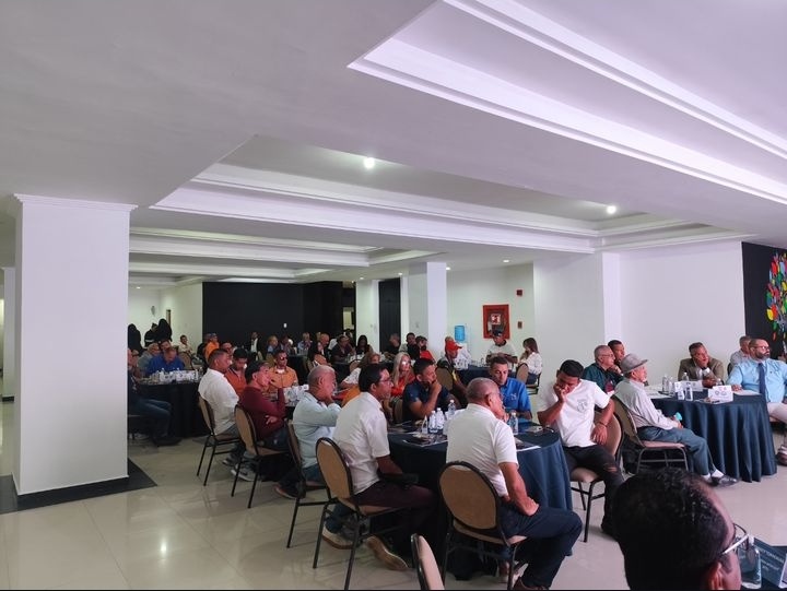 SomosAfel's tweet image. ¡𝐀𝐬𝐚𝐦𝐛𝐥𝐞𝐚 𝐄𝐱𝐭𝐫𝐚𝐨𝐫𝐝𝐢𝐧𝐚𝐫𝐢𝐚! 🗣️⚽

Damos inicios a la Asamblea Nacional Extraordinaria de reforma estatutaria 2025 📄 con nuestros clubes afiliados en nuestra Asociación de Fútbol.

#SomosAFEL #TeamAFEL