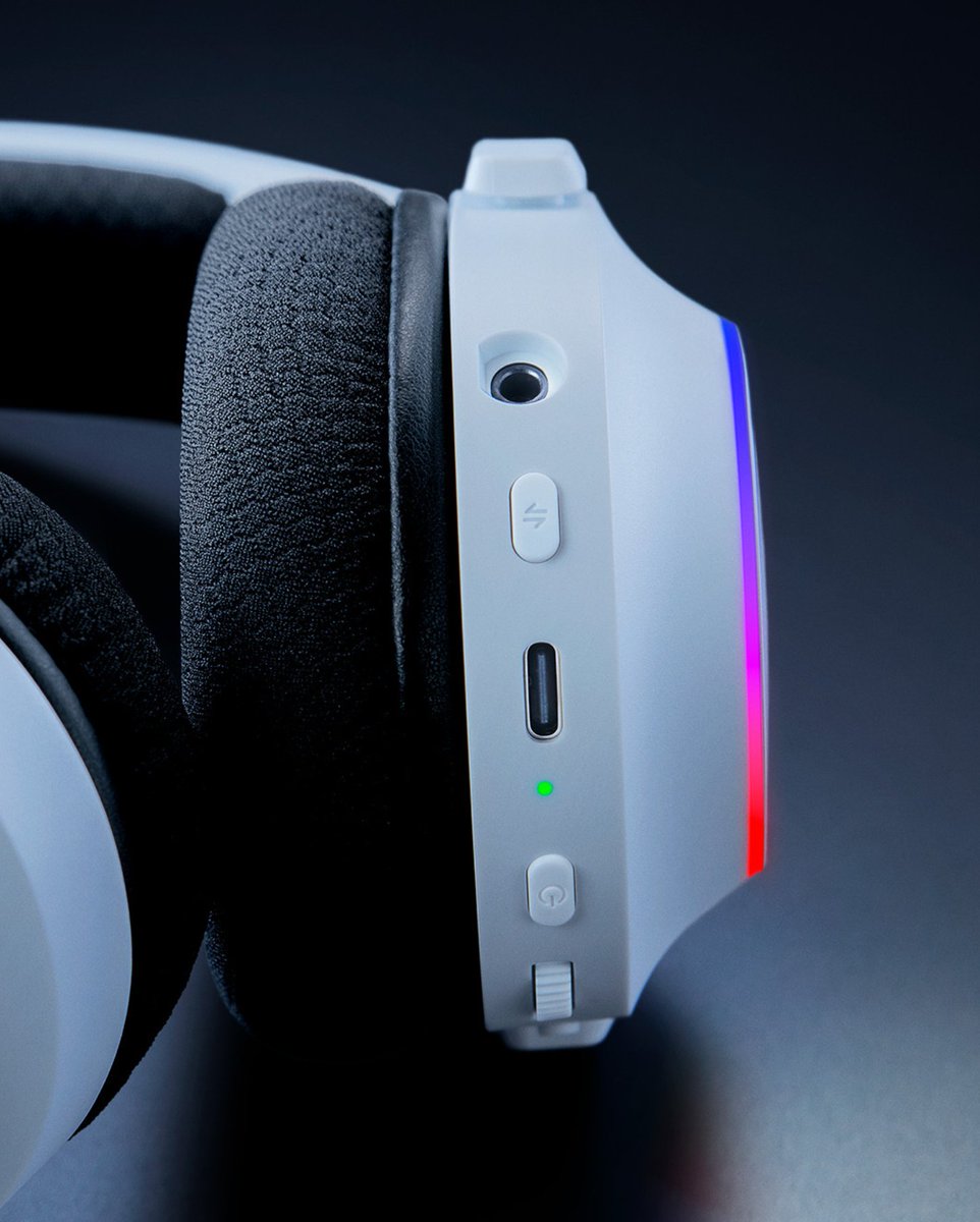 Play anywhere, and everywhere with the Razer Barracuda X Chroma. With Razer SmartSwitch Dual Wireless, effortlessly toggle between 2.4GHz or Bluetooth and connect to your PC, console, or mobile device—your connection, your call.

يمكنك اللعب في أي مكان وفي أي وقت باستخدام Razer