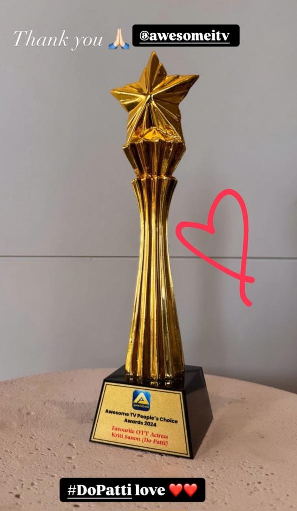 kritian_forever's tweet photo. @kritisanon getting better and better as the Queen of Bollywood, congratulations on winning the awards. Soumya and Shailee will forever be the iconic roles 👏🙌
And Sifra as well 🔥❤️‍🔥
#KritiSanon #DoPatti #TeriBaatonMeinAisaUljhaJiya
#BlueButterflyFilms 
#ShahidKapoor https://t.co/kUOb7Ehgks