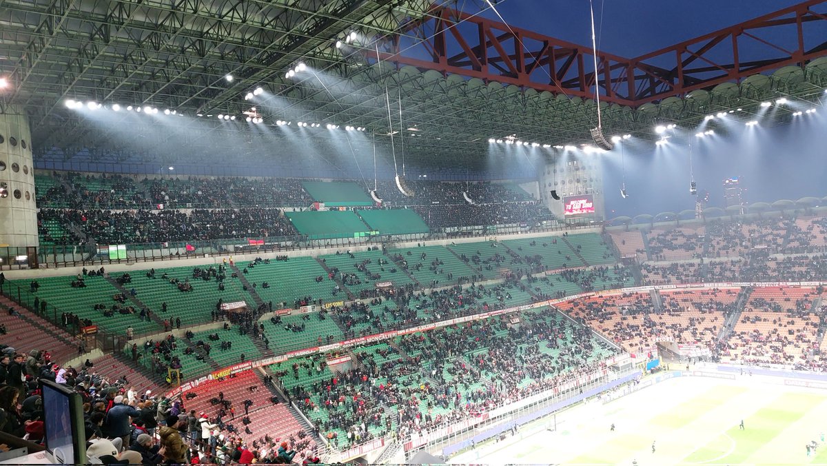 Daar in de nok van San Siro zit het legioen. Diegene die al door de controle zijn. Dat Feyenoord het stadion stil mag krijgen zodat het elftal de steun van de twaalde man voelt. #acmFEY