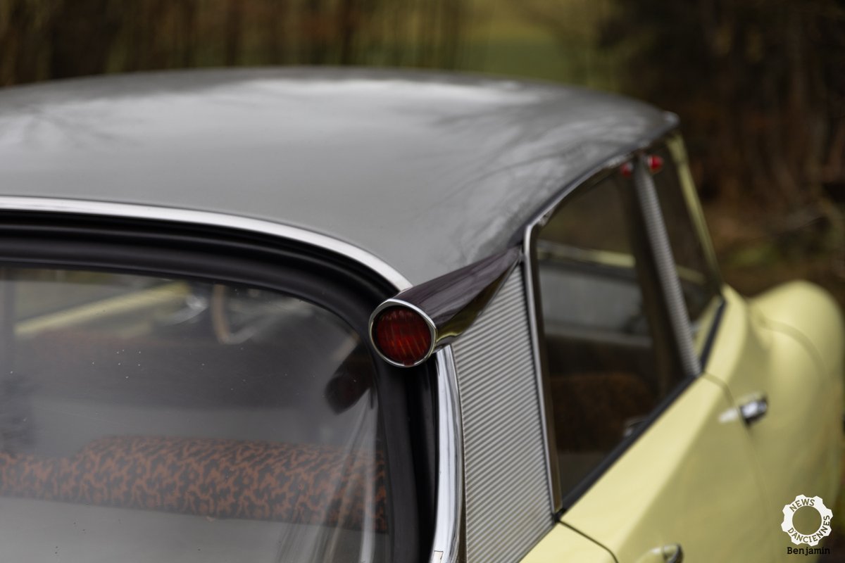 Queue de carpe mais surtout petits feux ronds, on est bien en présence d'une des toutes premières #Citroën #DS. Elle est de 1957, on la détaille et on l'essaye ici 👇
newsdanciennes.com/essai-dune-cit…