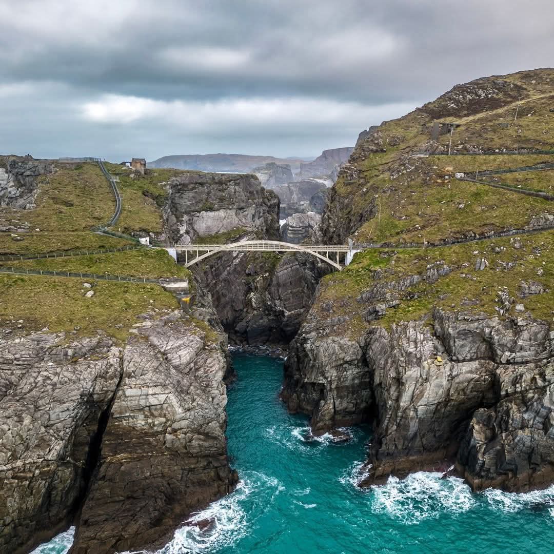 ThisIsIreland3's tweet image. Mizen Head footbridge ☘️

📍West Cork Éire 🇮🇪 

📸 Natural beauty of Ireland (FB)

@MizenHead1 #MizenHead #WestCork #Ireland