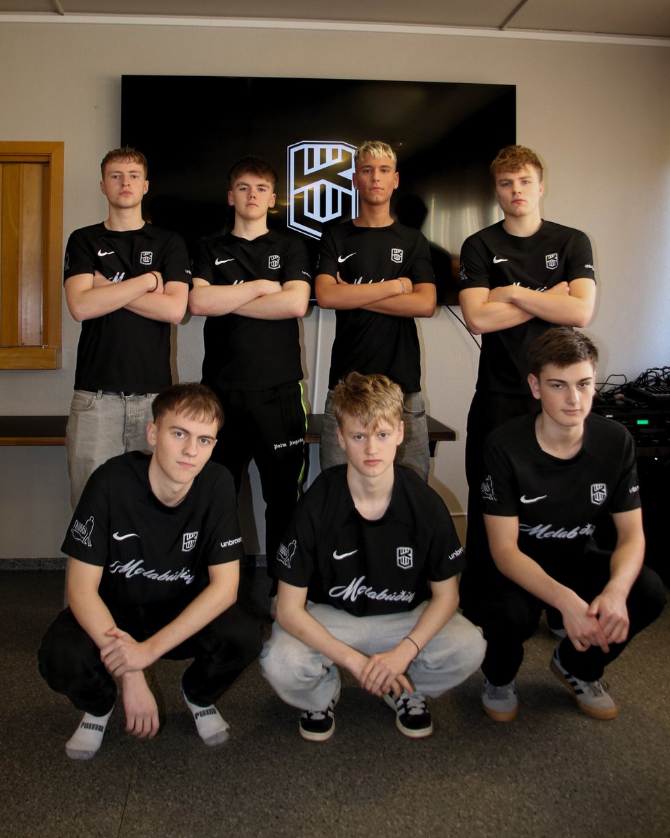 7 ungir KR-ingar skrifuðu undir félagsskipti í KV fyrir helgi. 

Frá vinstri, efri röð: Konráð Bjarnason, Arnar Kári, Magnús Valur, Benedikt Þórir.

Frá vinstri, neðri röð: Gunnar Magnús, Jón Ernir, Ari Frederic

Við bjóðum þá velkomna í KV!

#KVnation