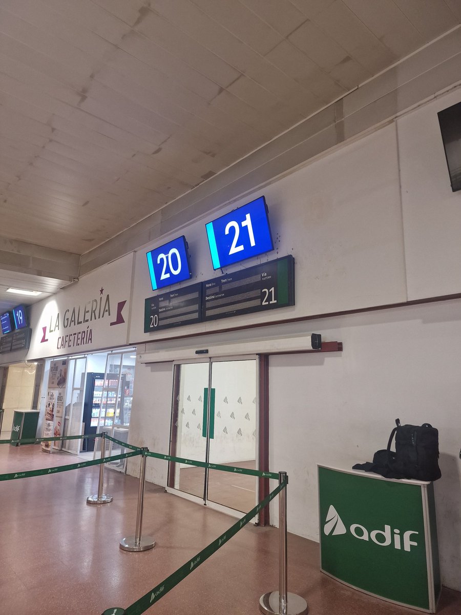 usuariosaveseg1's tweet photo. Otro martes más, 2 semanas después del 4 de febrero, otra vez retraso en el avant que sale de Chamartin a las 18,10.

Otra vez que ni  @Renfe ni @Adif_es facilitan algo de información a los cientos de trabajadores y estudiantes que esperamos el tren.
😡😡😡😡😡😡 https://t.co/KEDnckRKBQ