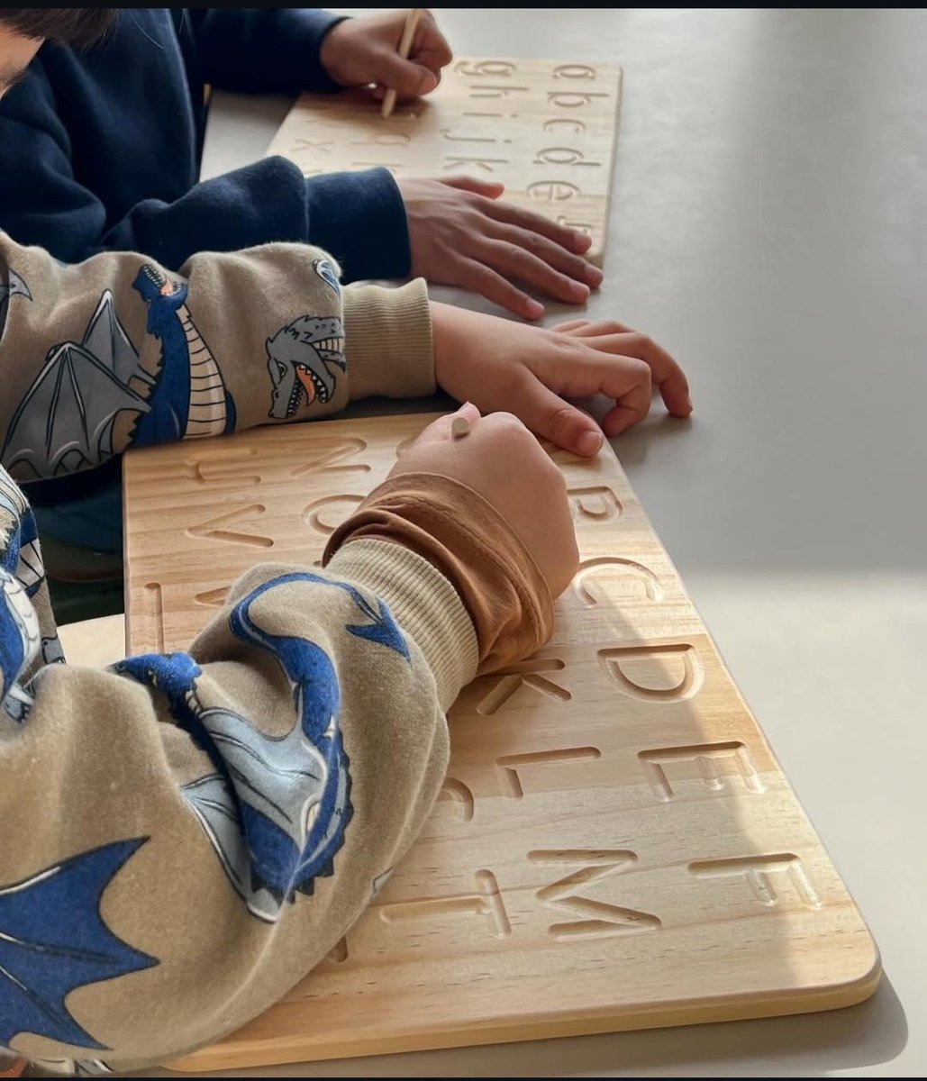 EscolaTanit's tweet photo. A la comunitat de Petits cada dia els infants troben un espai per afiançar les seves capacitats de motricitat fina. Pedretes, petxines, taps, enganxines, monedes de fusta... ens ajuden a consolidar la força i precisió dels nostres dits ✨️ https://t.co/WgjkSUK7EA