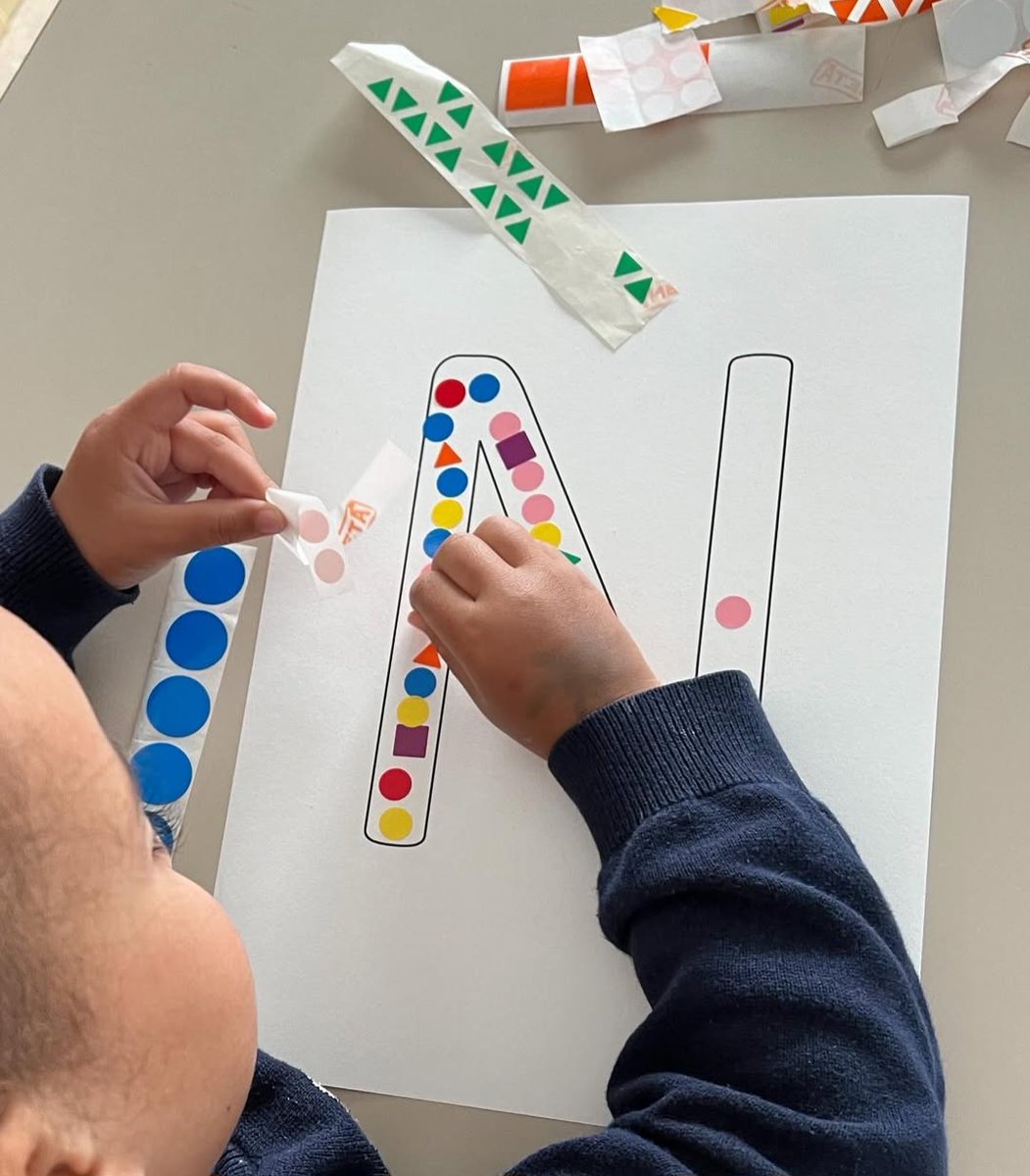 A la comunitat de Petits cada dia els infants troben un espai per afiançar les seves capacitats de motricitat fina. Pedretes, petxines, taps, enganxines, monedes de fusta... ens ajuden a consolidar la força i precisió dels nostres dits ✨️