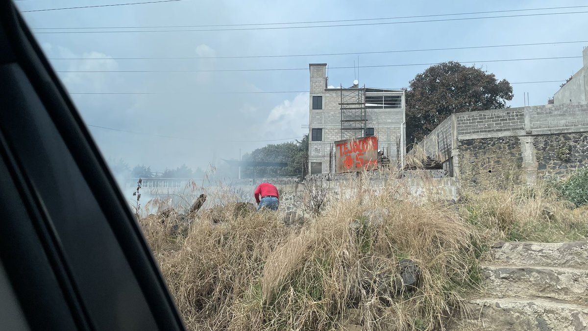 jorgemarianol's tweet photo. @SEDEMA_CDMX @GobCDMX Quemazón en plena luz del día de basura, pasto seco, ramas y otros productos en la calle de Tejocotes esquina con las Torres en la colonia San Miguel Topilejo, alcaldía de Tlalpan Ciudad de México, esto pasa todo el tiempo por las noches. Cuando no se ve el humo hoy es de día https://t.co/385UnUITzx