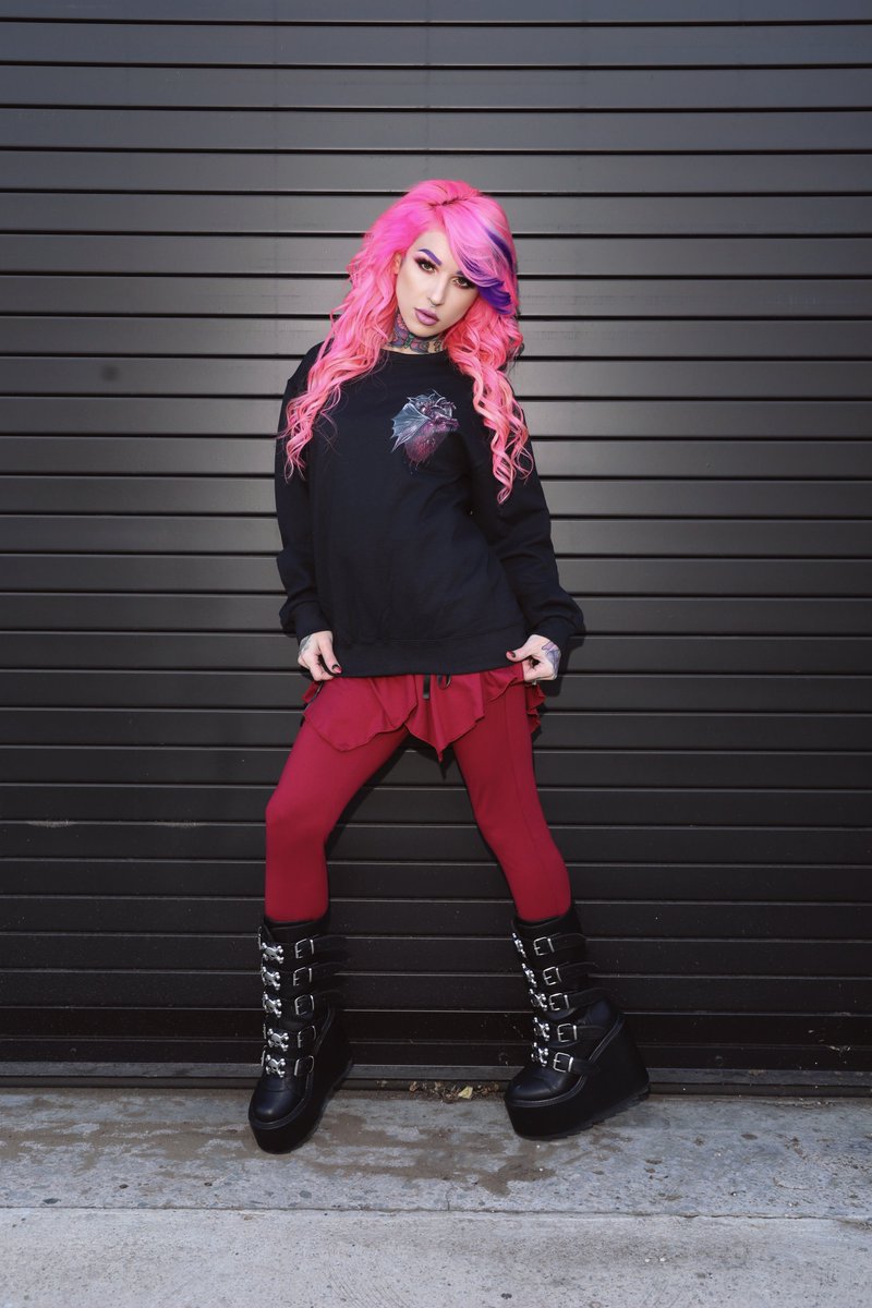 VampireFreaks's tweet photo. We are obsessed with @airica.michelle rocking our Bat Bite Sweatshirt! How would you style this spooky sweatshirt? 🦇
#Goth #AltFashion #BatSweatshirt #SpookyStyle #AlternativeStyle #VampireFreaks #BatBite #GothStyle #GothFashion https://t.co/0yUimuRTSc