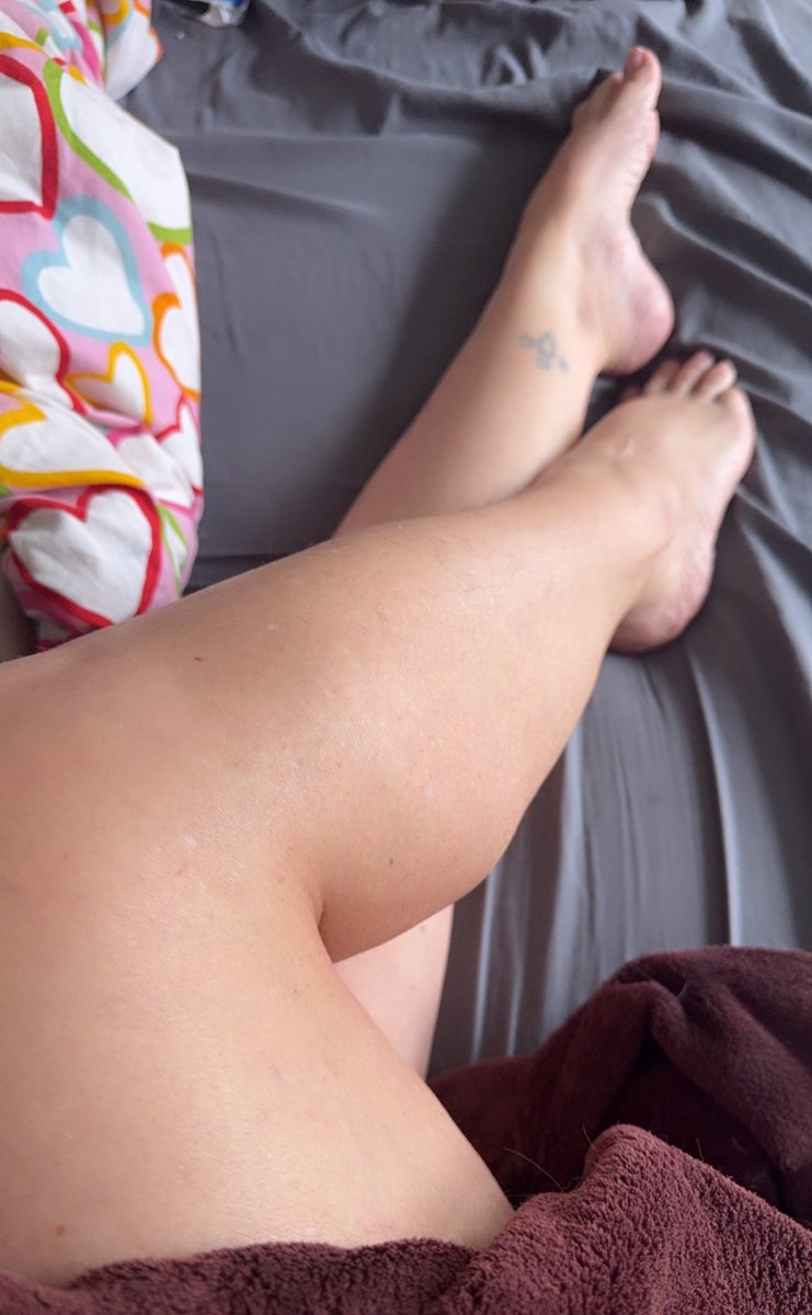 DommeZelli's tweet image. In other news- I haven’t shaved in a month. 😂  Good thing I’m blonde. #hibernating