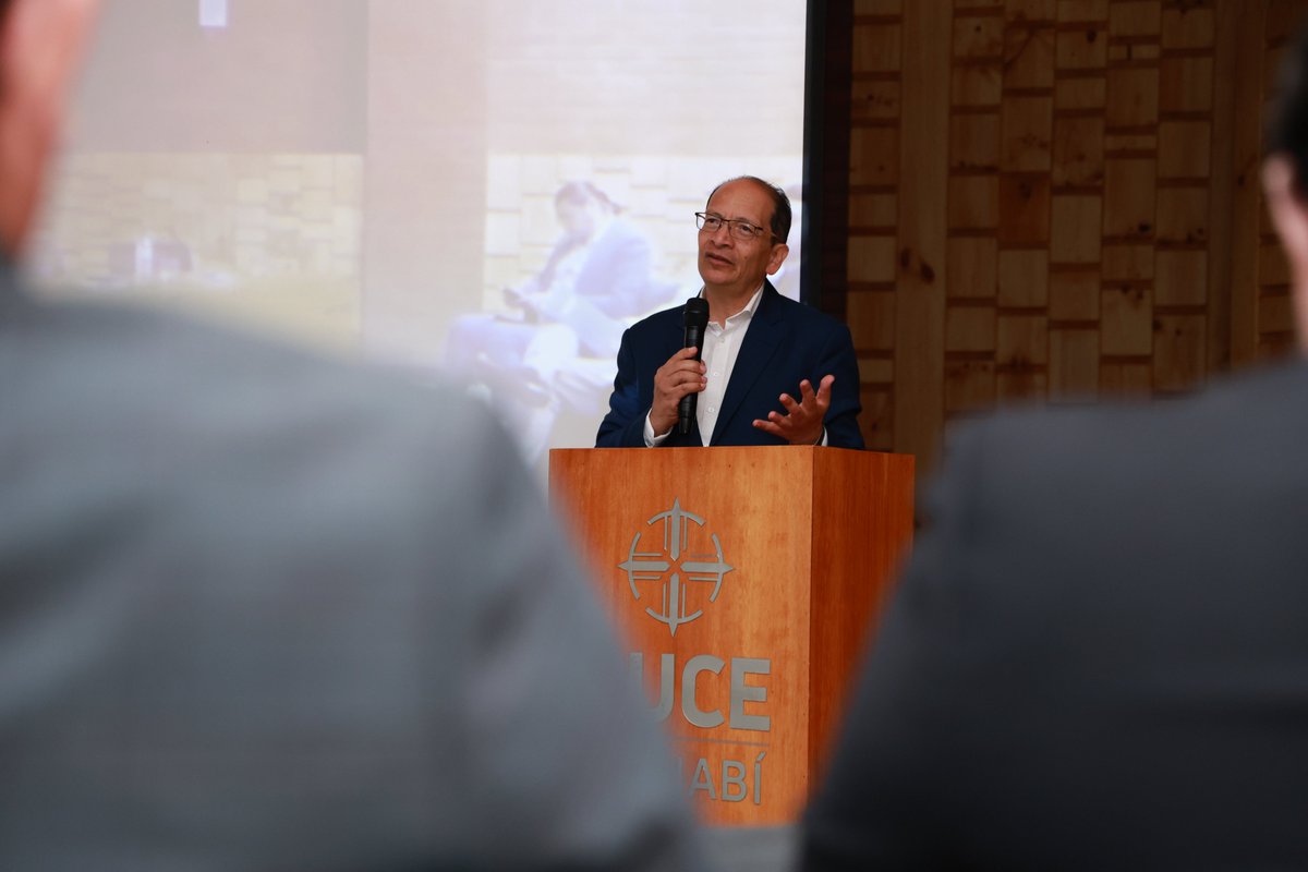 PUCE_Manabi's tweet photo. 📷 1/4 El primer día del Encuentro Académico "Perspectivas Integrales del Derecho: Retos y oportunidades en la práctica de la transformación jurídica", contó con la participación presencial del Dr. Agustín Grijalva, docente de la @uasbecuador y ex juez de la Corte Constitucional https://t.co/rbitMgMXFb