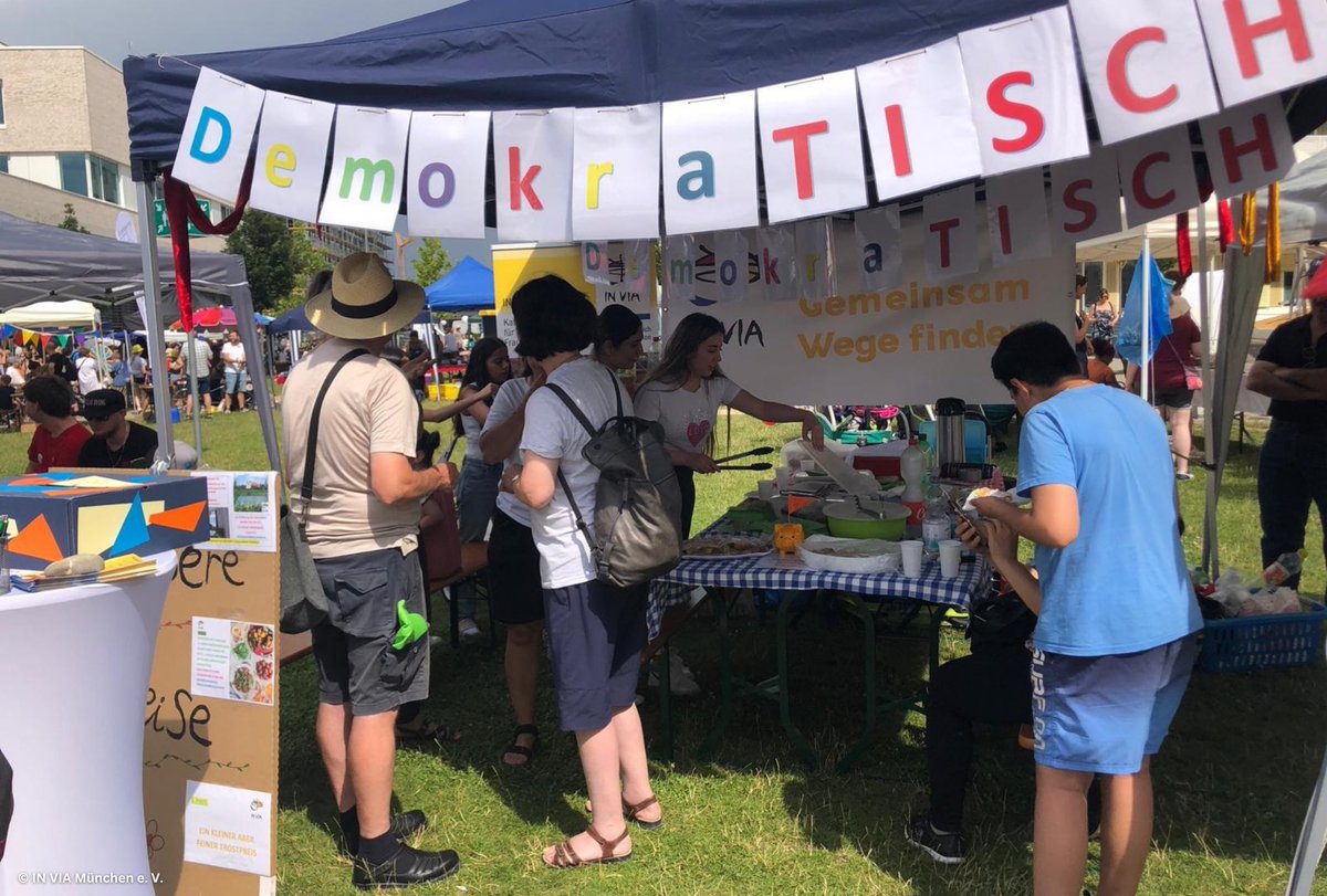 Katholischer Preis gegen Fremdenfeindlichkeit und Rassismus 2025

Gemeinsam mit dem ZdK ehren wir herausragendes Engagement gegen Fremdenfeindlichkeit und Rassismus! 

🏆 1. Preis 
Internationale Frauengruppe des Caritasverbandes Minden e. V.
➡️ Projekt „Frauen, die Mut machen“ –