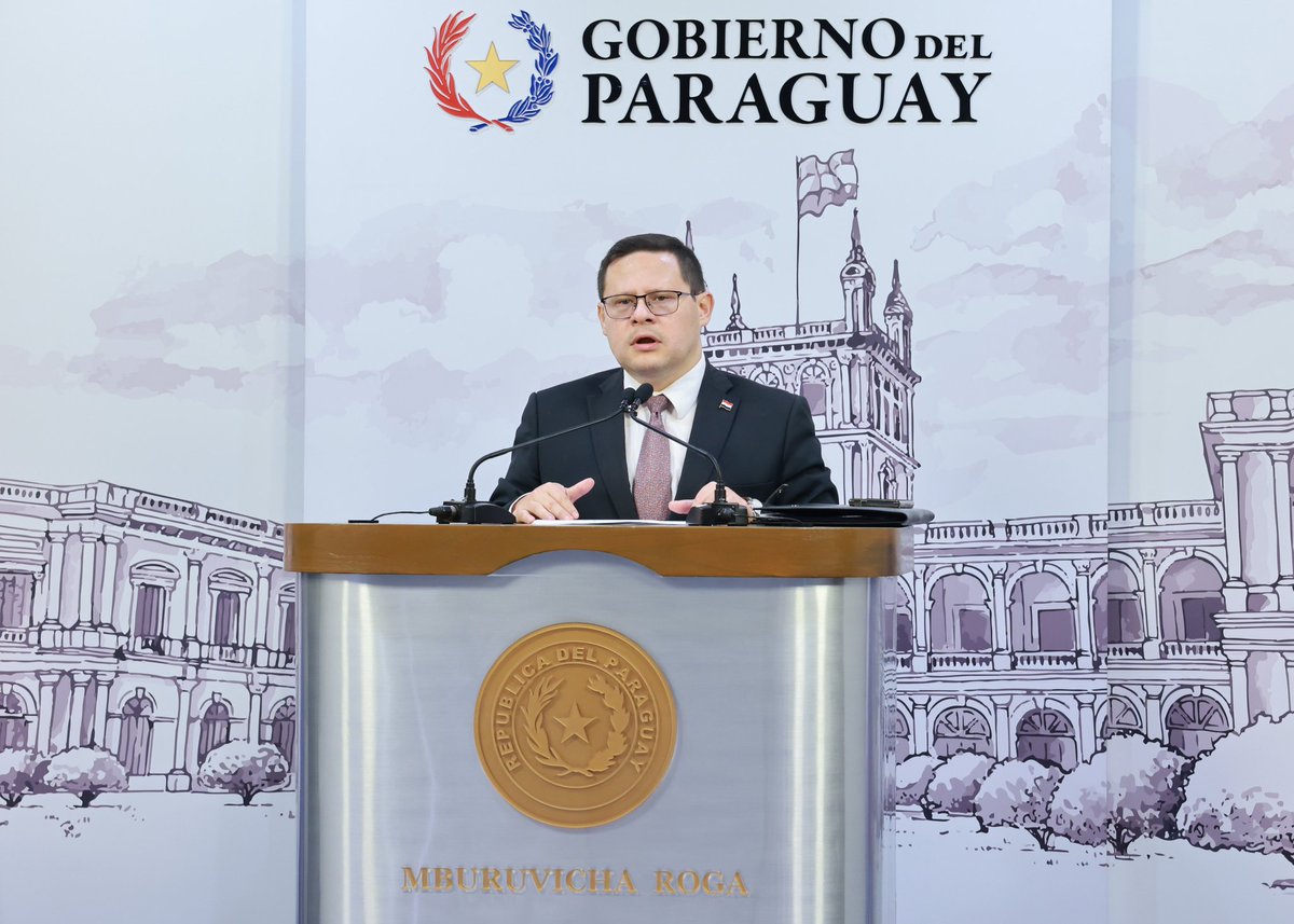 OscarOrue's tweet photo. Me reuní con el Presidente de la República @SantiPenap en Mburuvicha Roga para presentarle el informe de gestión 2024 de la @DNITpy. Asimismo conversamos sobre la incorporación de Conajzar a la DNIT y los desafíos para el 2025. 

Agradezco el apoyo de señor Presidente a toda nuestra gestión.