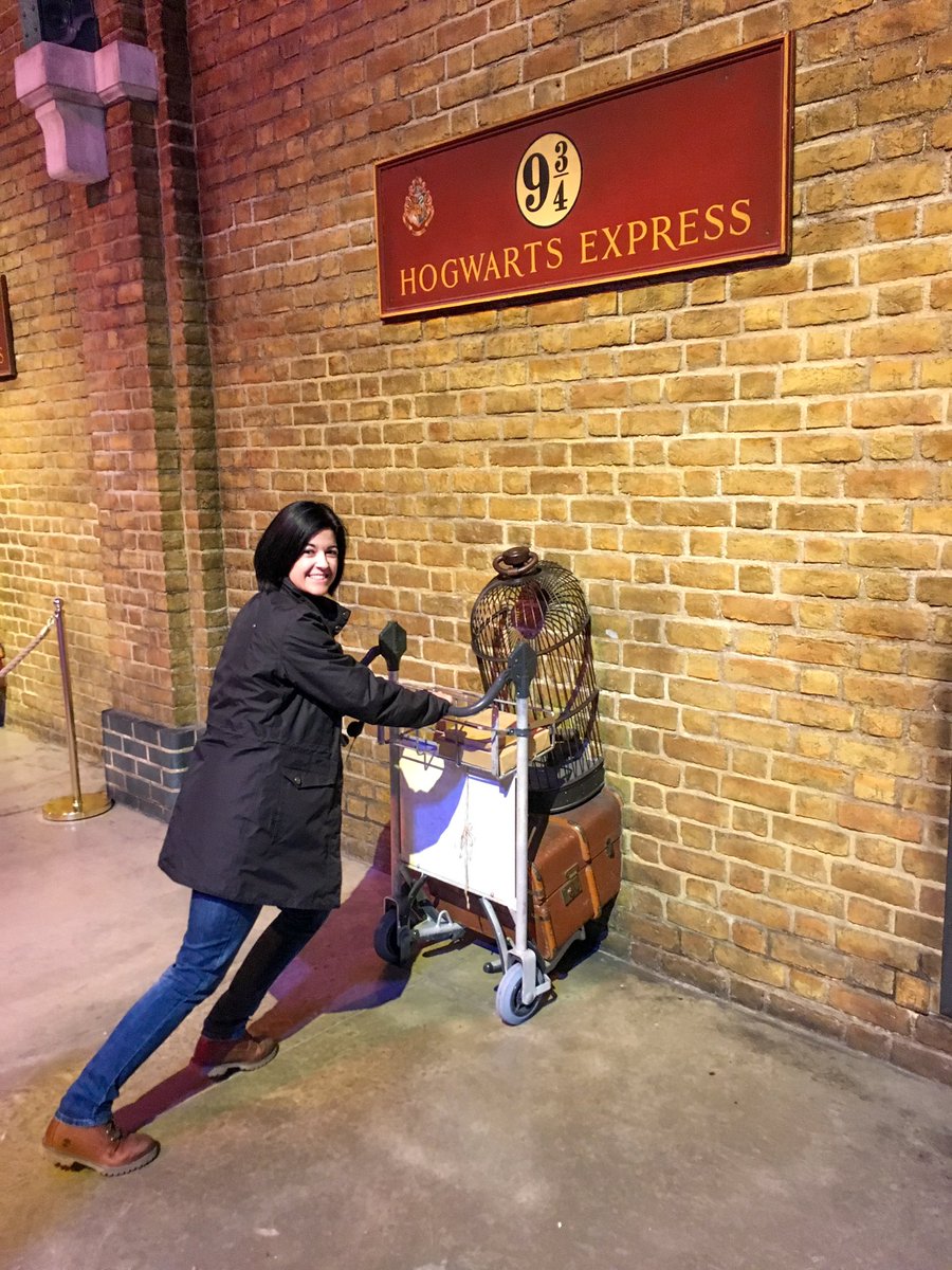 disfrutaelviaje's tweet photo. ¿Eres fan de #HarryPotter ? 
⚡️Por aquí lo somos y mucho, por eso te invitamos a descubrir los estudios de  @wbtourlondon y a recorrer Christ Church en Oxford, donde puedes encontrar el Gran Comedor original de la primera película.
Léelo todo aquí: 
https://t.co/u6oovBwYb9 https://t.co/Uc3FD1thhZ