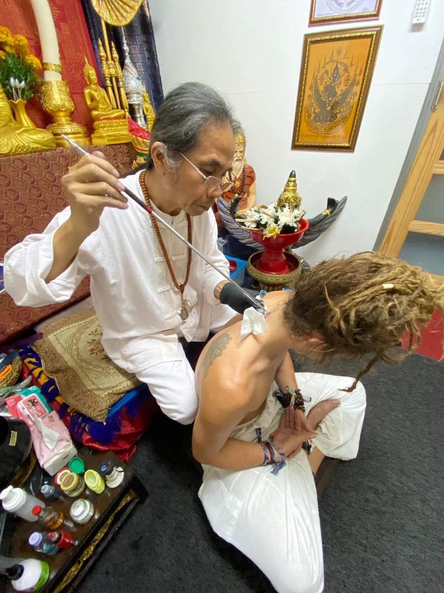 Ying1amulets's tweet photo. 很多外國人也喜歡找師父刺符
師父在歐美人圈子裡挺受歡迎的，效果為基礎，刺符還漂亮，他們也喜歡泰國的刺符文化
#泰國刺符 #刺符 #泰國的刺符 https://t.co/BlfqxplApf