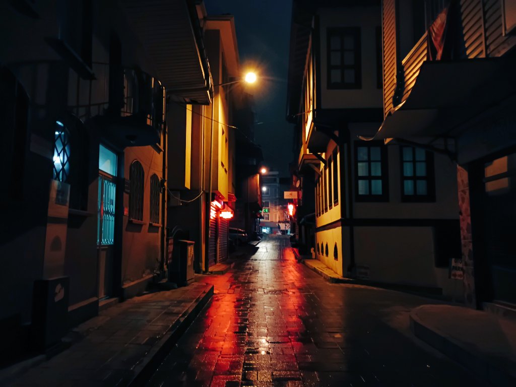 Eskiden umutlu bir geleceğe çıkan bu sokak, artık geçmişe doğru visalsiz bir hasrette nihayet buluyor.