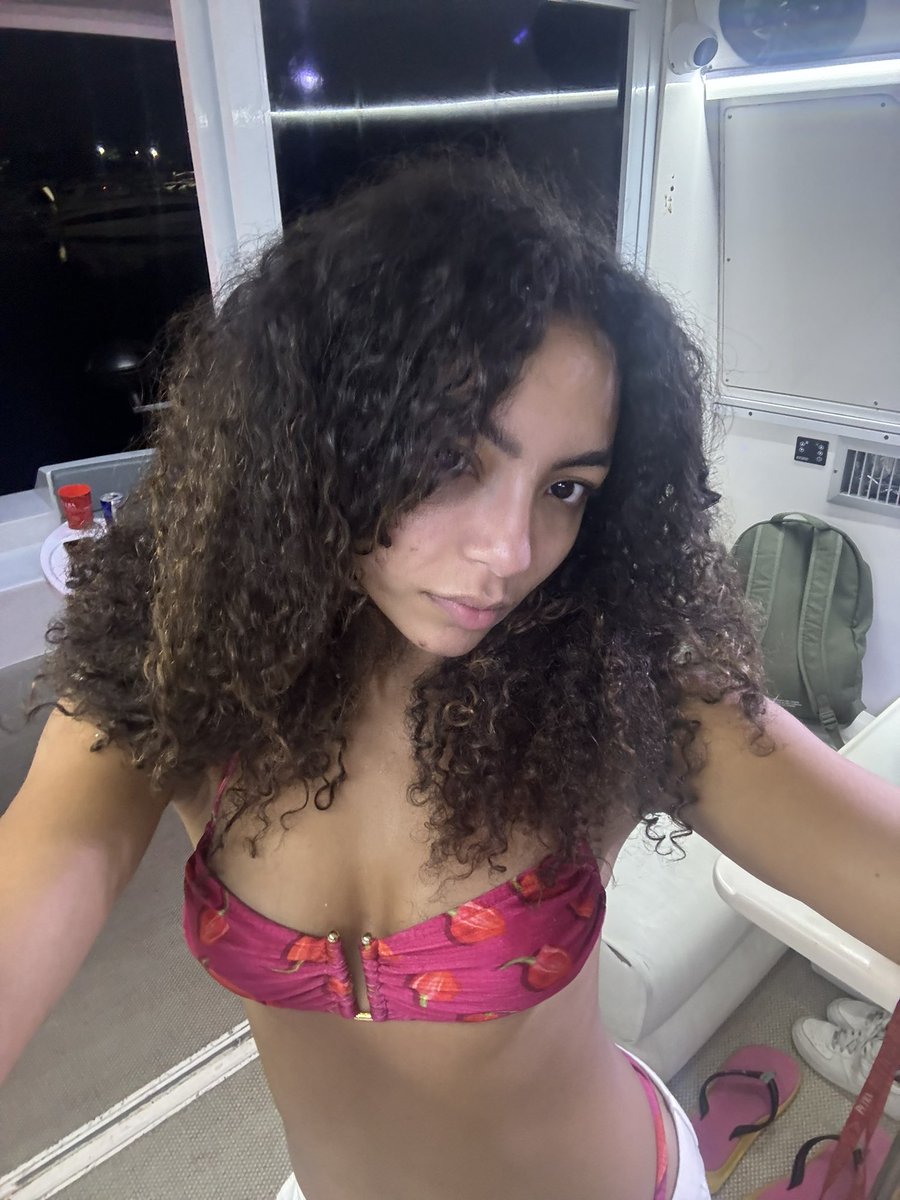 anygabrielly's tweet photo. selfie de cara lavada toma aí https://t.co/DAlgPq0keh