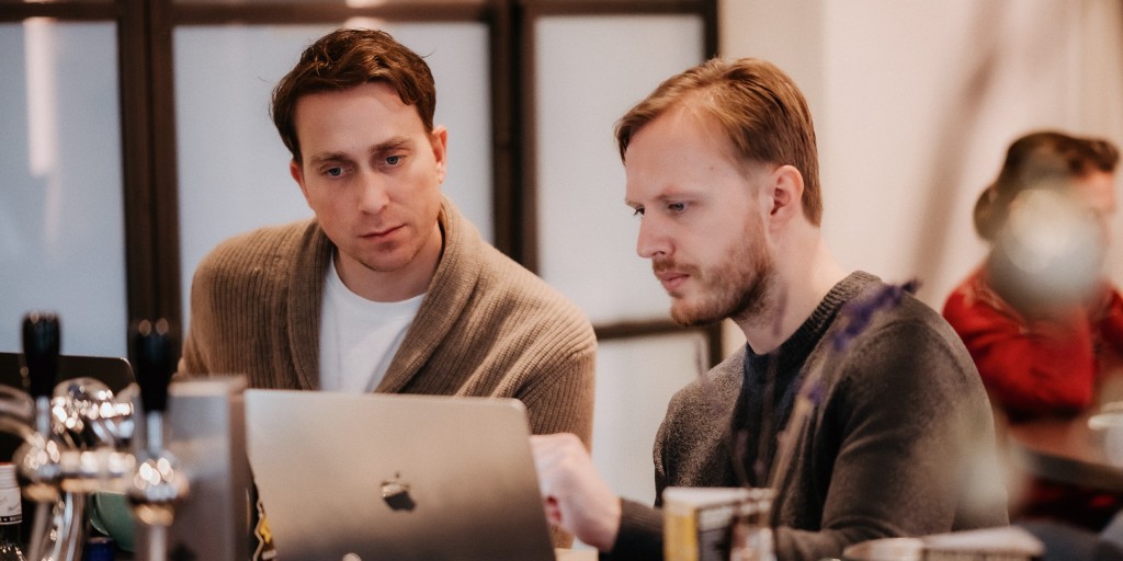 Goed nieuws over regeldruk! De Kamer steunt een VVD-motie om onnodige regeldrukkosten voor ondernemers met 20% te verlagen. Een belangrijke stap! Wij staan klaar om samen regeldruk in de horeca aan te pakken. Bekijk ons actieplan: bit.ly/4b7I0g9 
#Regeldruk #Horeca #KHN