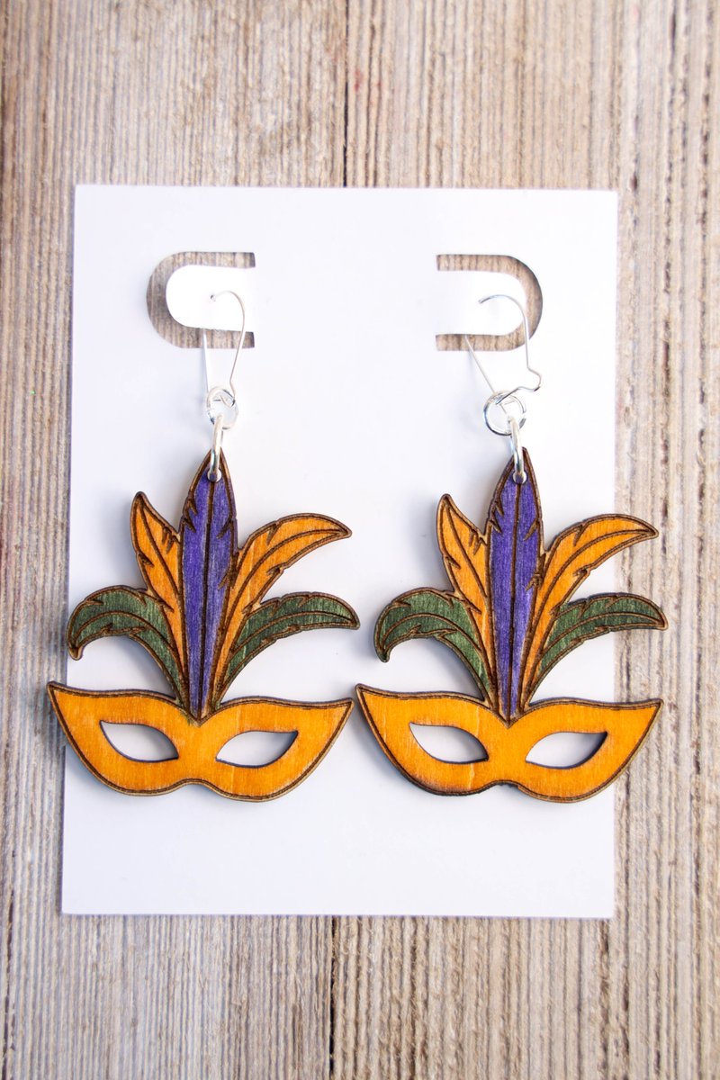 Create your own Mardi Gras Mask Earrings with an xTool M1. These DIY earrings are the perfect accessory for any parade or party. #MardiGras #DIYJewelry kellysthoughtsonthings.com/how-to-make-ma… via <a href="/Kelly_Reci/">Kelly's Thoughts On Things</a>