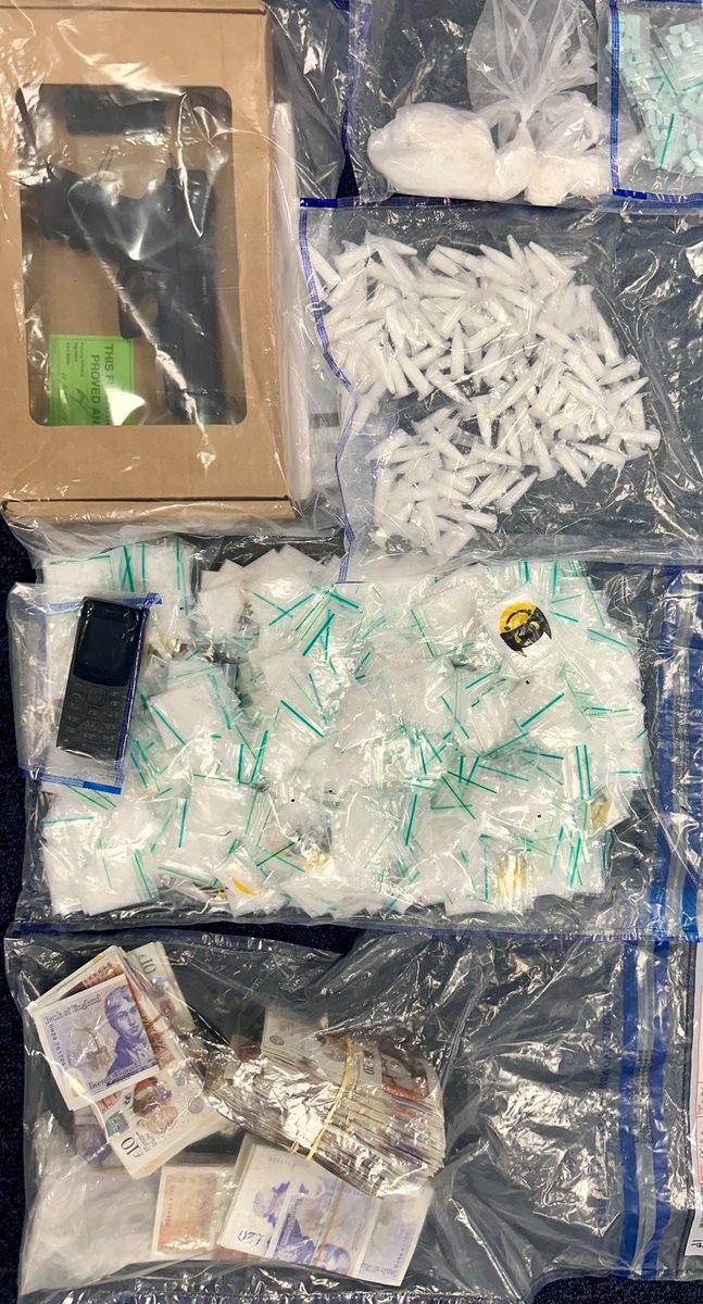 MPSWelling's tweet image. 🚨🏠WARRANT🏠🚨
Officers conducted a S23 Misuse of Drugs Act warrant where a large quantity of cash, drugs, and an imitation firearm were found within the address. A stolen vehicle and 4 Rolex watches recovered
2x arrested- 1 charged and  awaiting trial the other released on bail