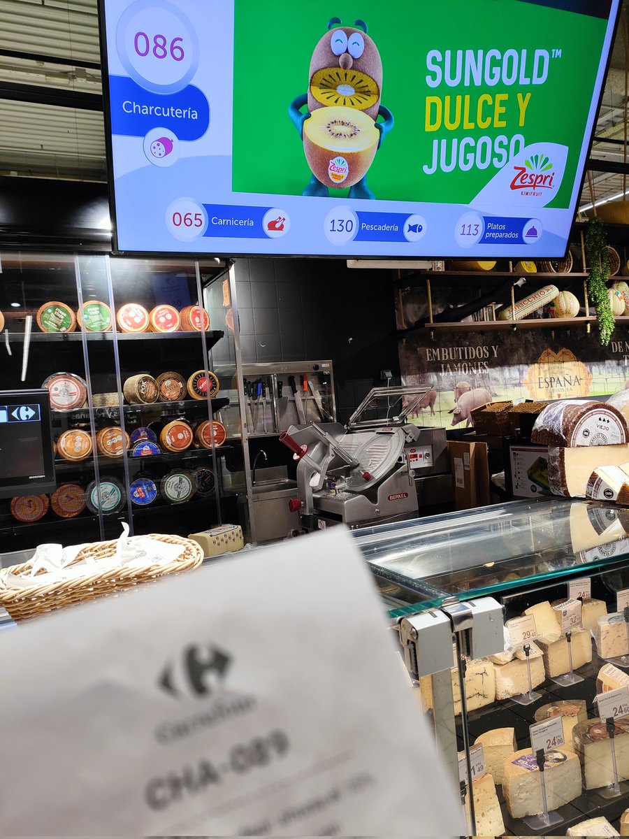 26 minutos de reloj esperando en el mostrador de charcutería de <a href="/CRFresponde/">Carrefour Responde</a> en #colladovillalba y aún me faltan 3 números para mi turno