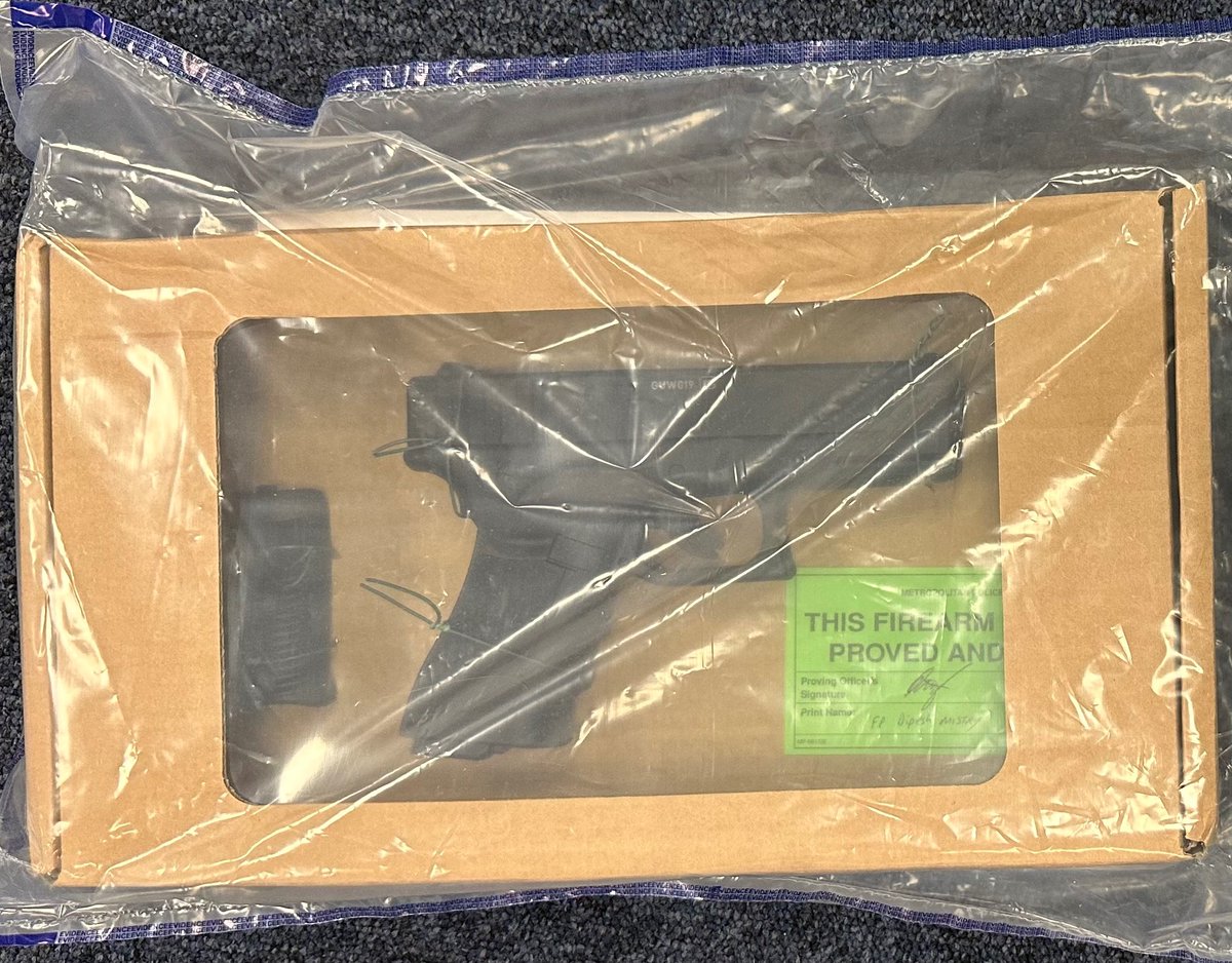 MPSWelling's tweet image. 🚨🏠WARRANT🏠🚨
Officers conducted a S23 Misuse of Drugs Act warrant where a large quantity of cash, drugs, and an imitation firearm were found within the address. A stolen vehicle and 4 Rolex watches recovered
2x arrested- 1 charged and  awaiting trial the other released on bail