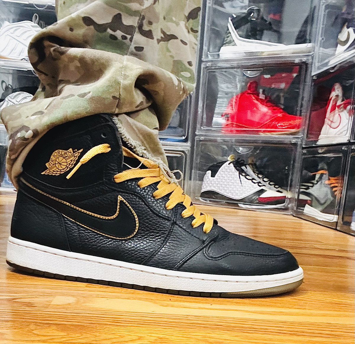 chopboi612's tweet image. Day 18 ‘Gold’ #BHMKOTD25 The Jordan 1 High City of Flight. Released in ‘18 to commemorate Mike’s 1st All Star game in ‘85 it features a map of LA on the insoles,  metallic gold on the collar, Wings logo  and tongue tag✨ @JerLisa_Nicole #yoursneskersaredope